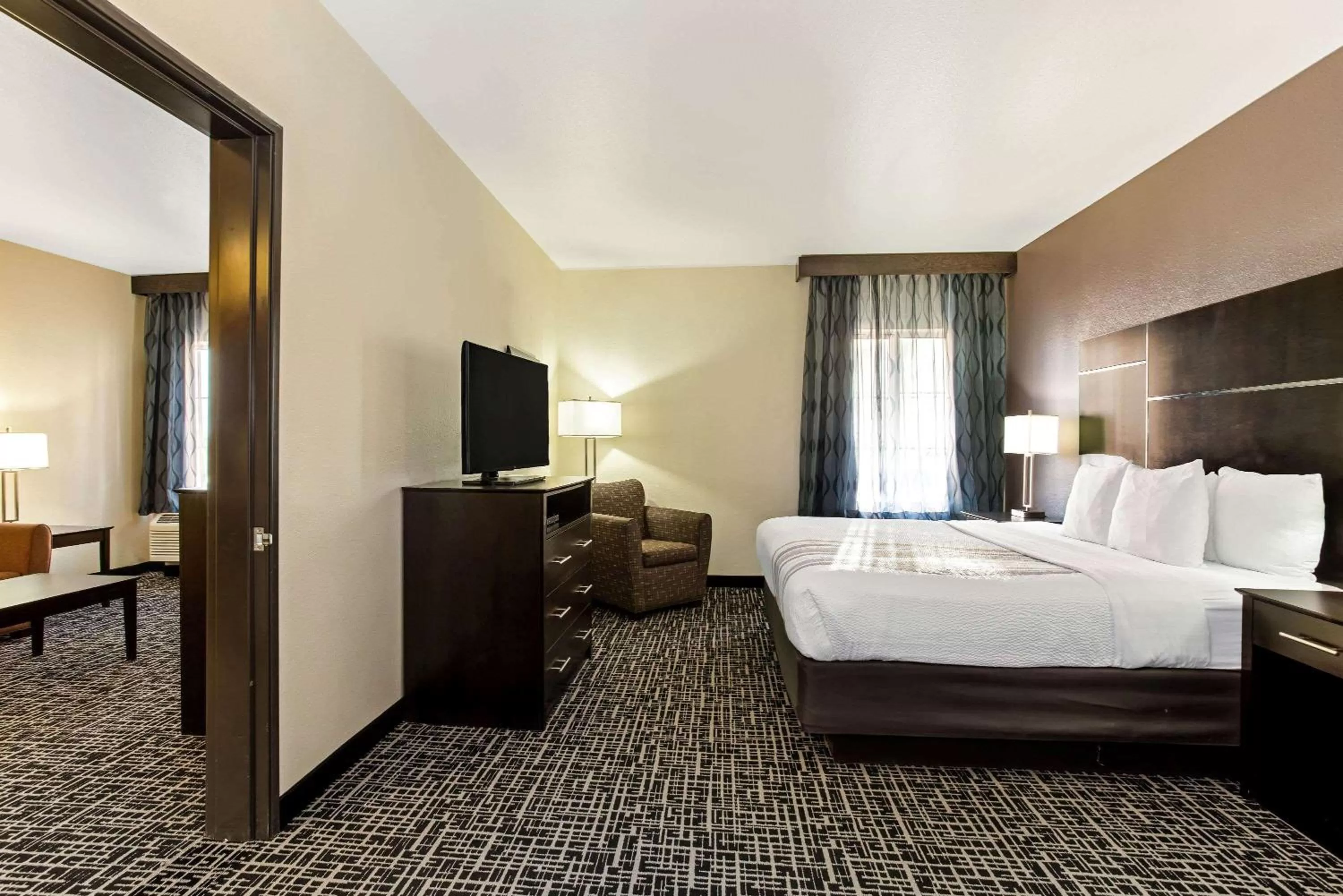Photo of the whole room, Bed in La Quinta by Wyndham Denver Gateway Park
