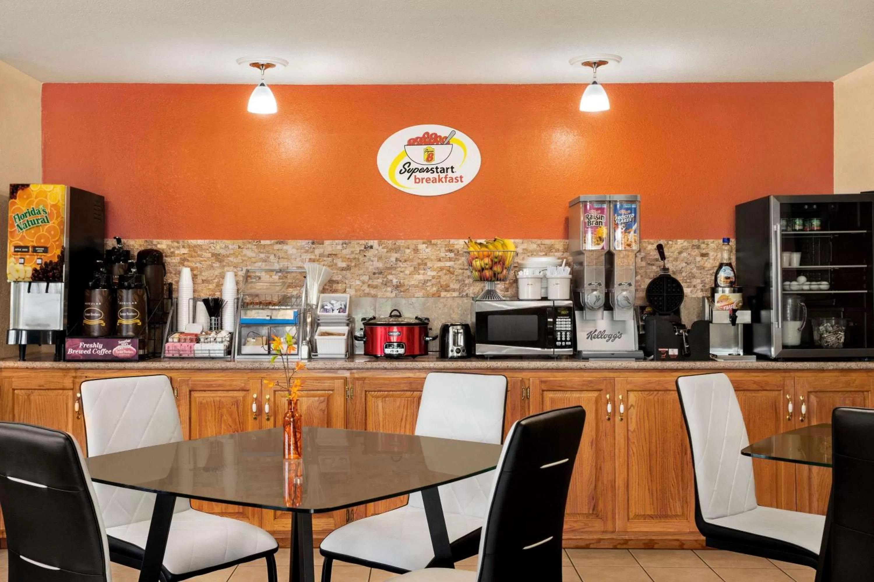 Restaurant/places to eat in Super 8 by Wyndham Holton