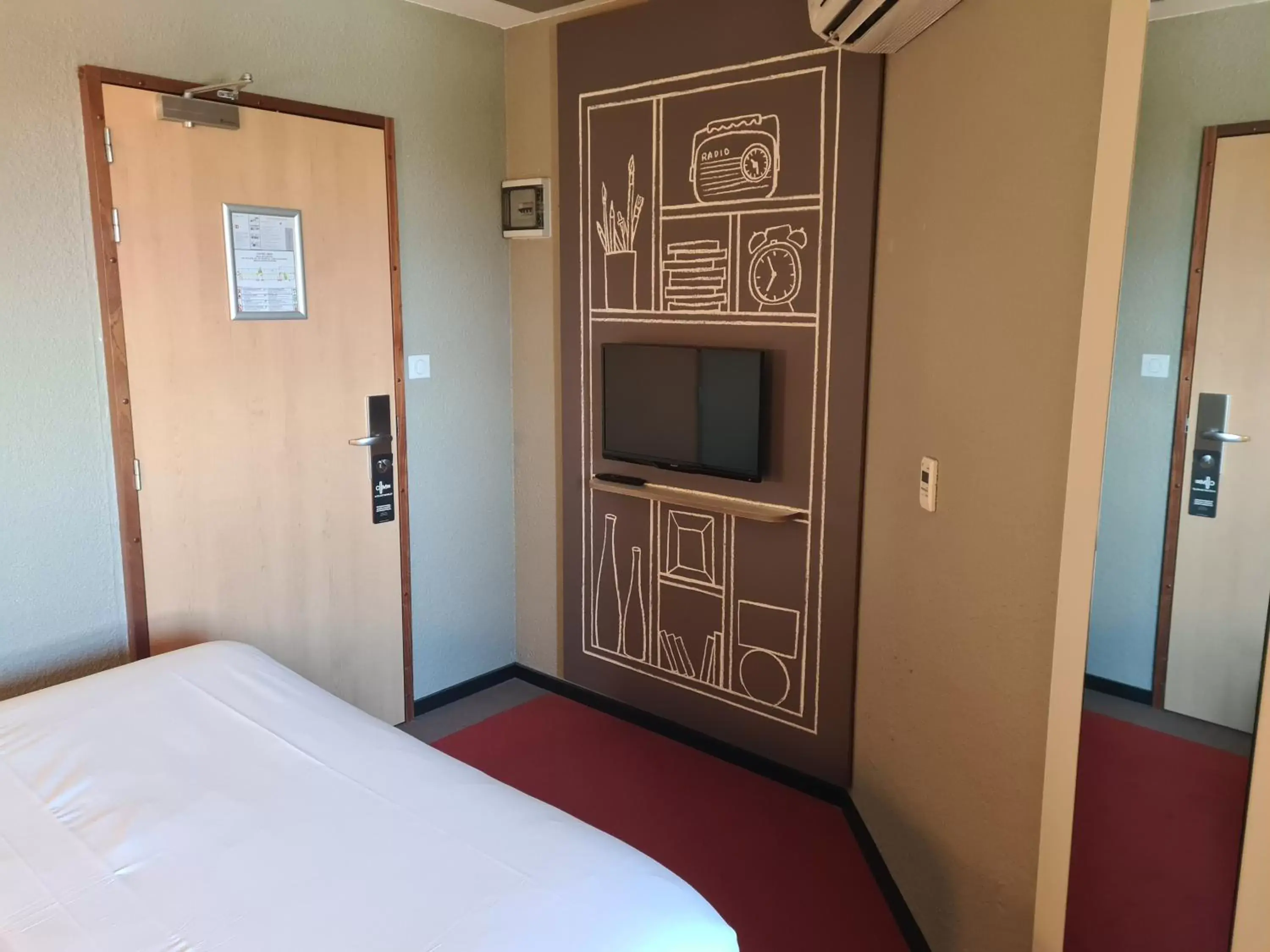 Photo of the whole room, TV/Entertainment Center in ibis Montauban