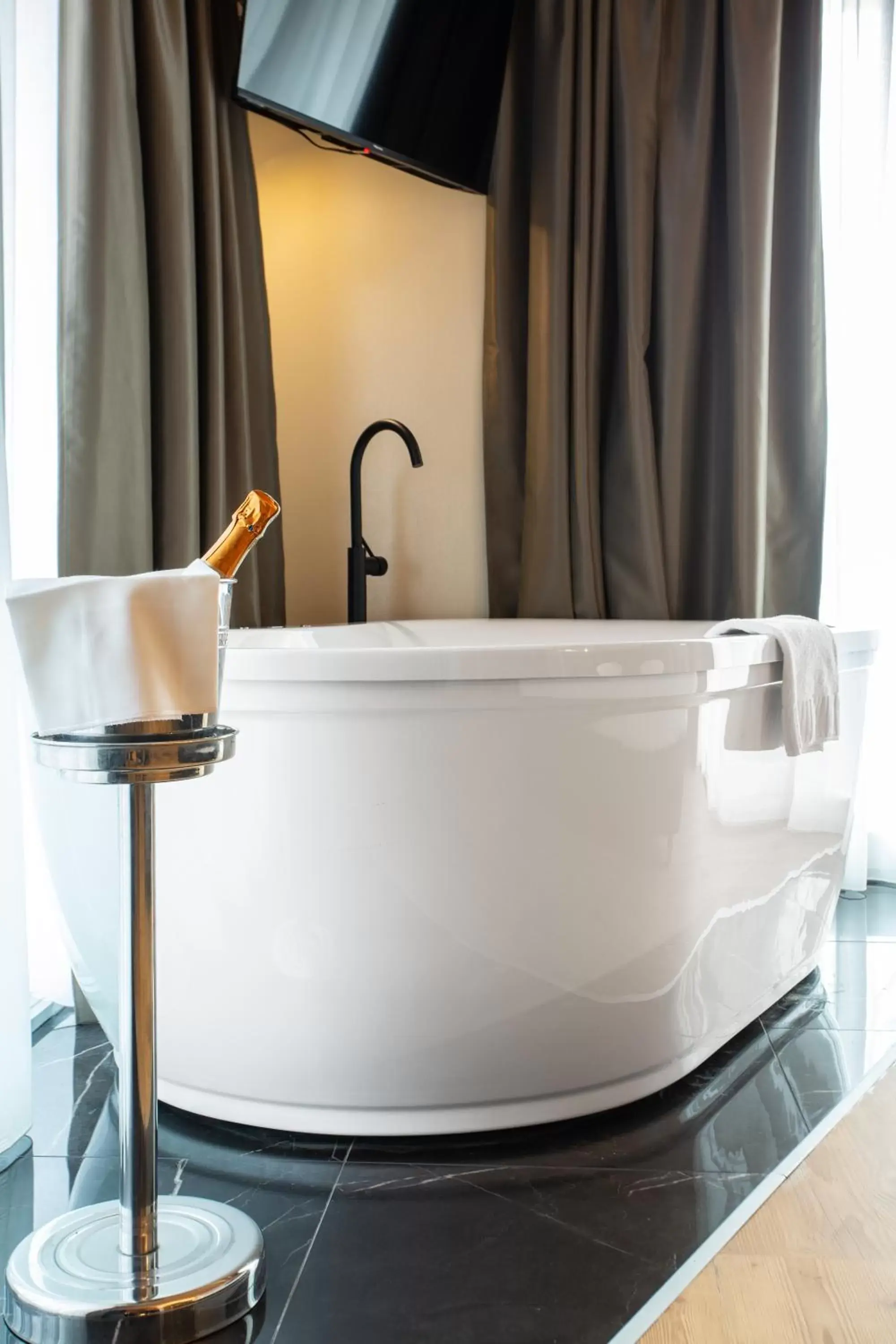 Hot Tub, Bathroom in Hotel Master