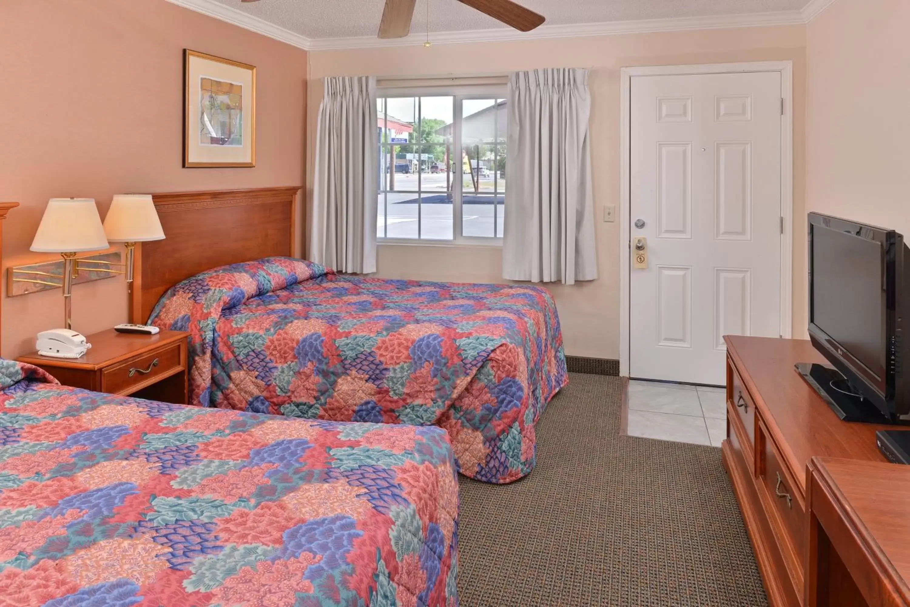 Bedroom, Bed in Golden Eagle Motel