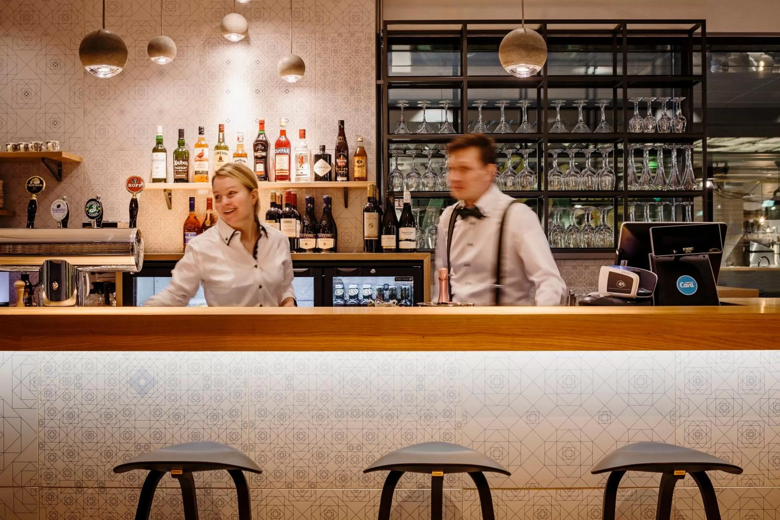 Lounge or bar in Hotel Indigo Helsinki-Boulevard by IHG