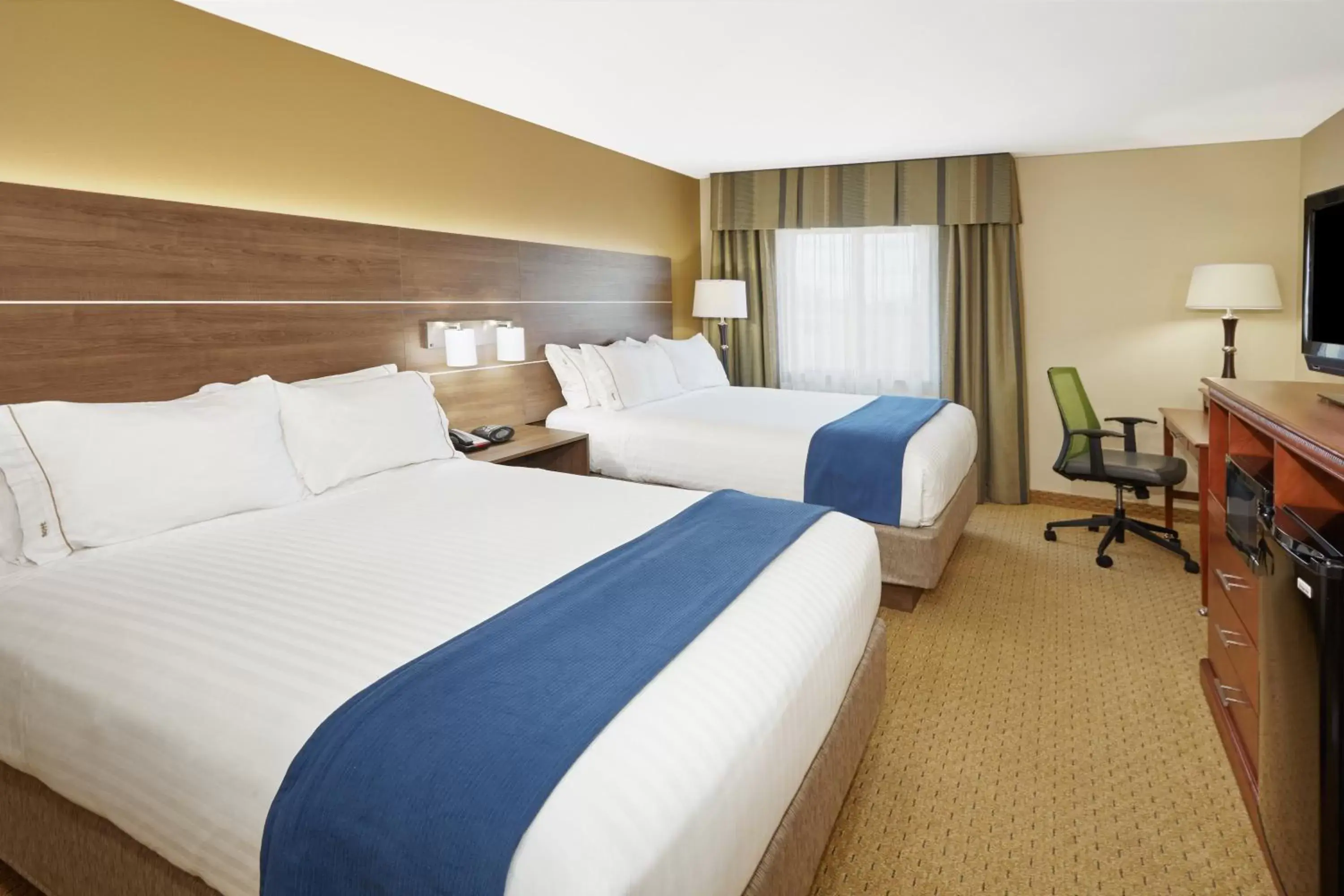 Photo of the whole room, Bed in Holiday Inn Express Sheboygan-Kohler / I-43, an IHG Hotel