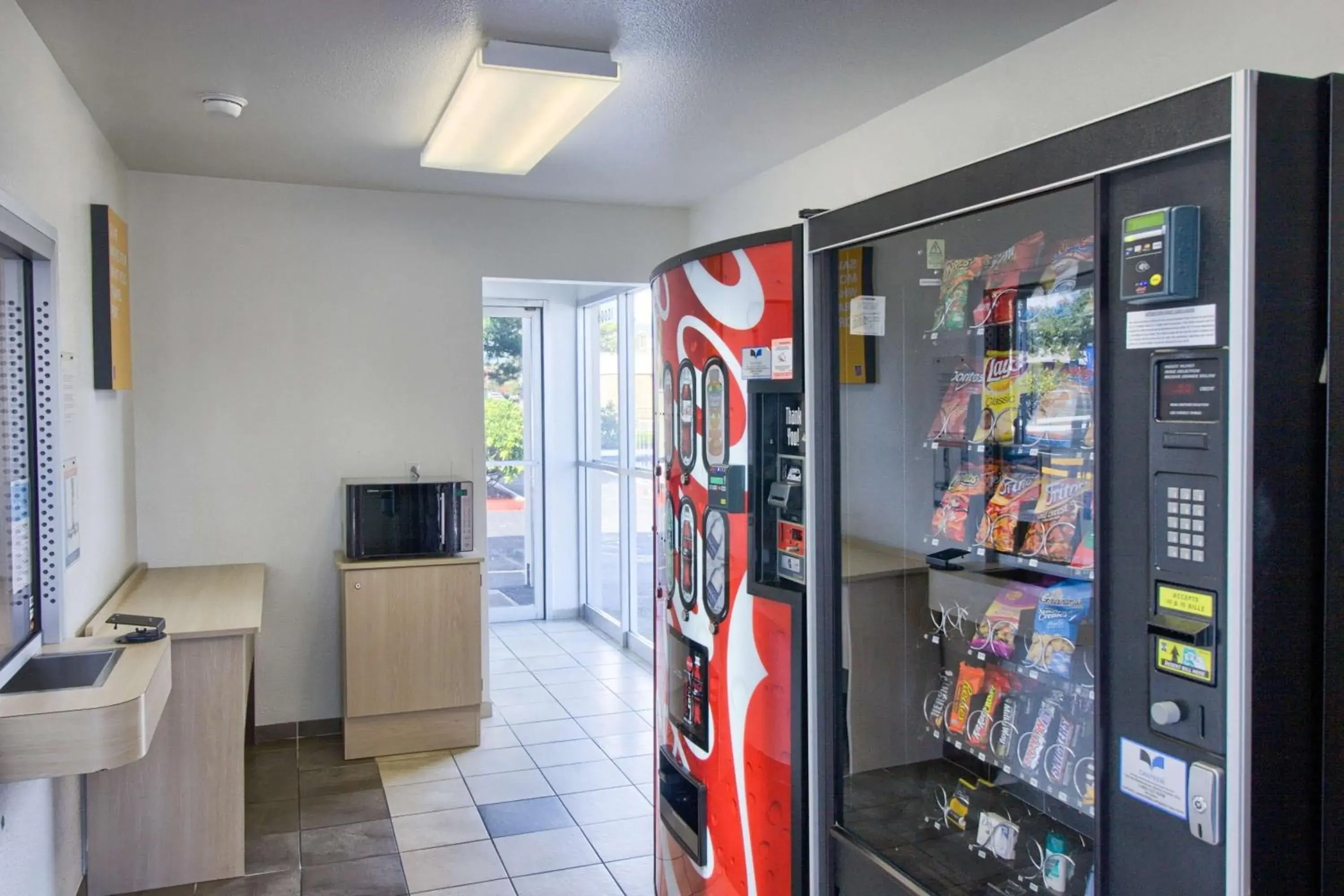 Property building in Motel 6-Everett, WA - North Property building in Motel 6-Everett, WA - North