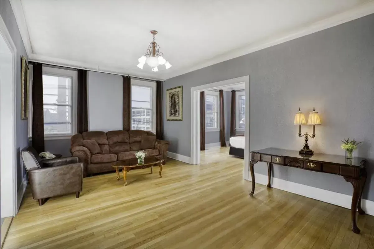 Living room, Seating Area in MarQueen Hotel