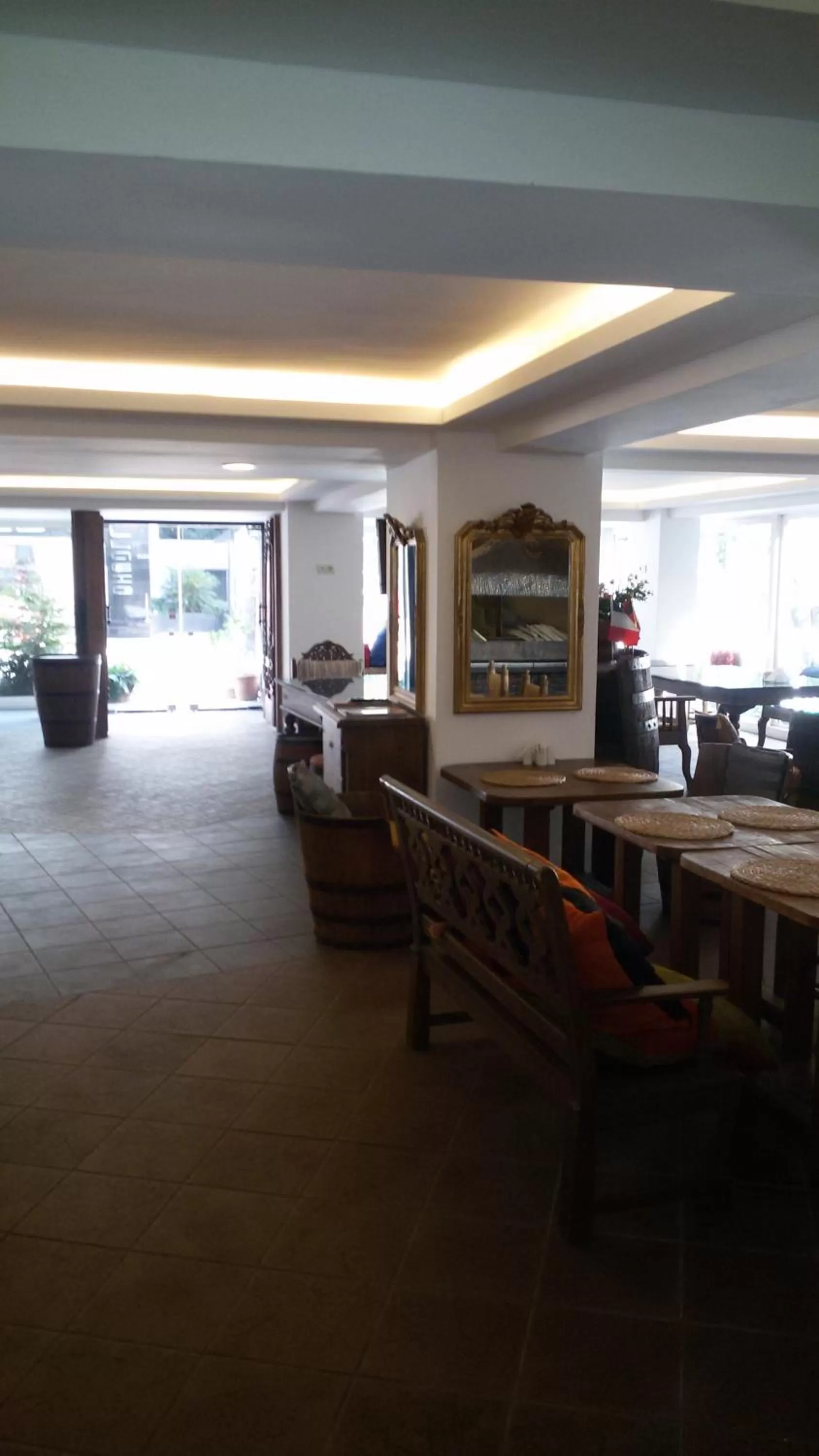 Restaurant/places to eat in Semsan Hotel