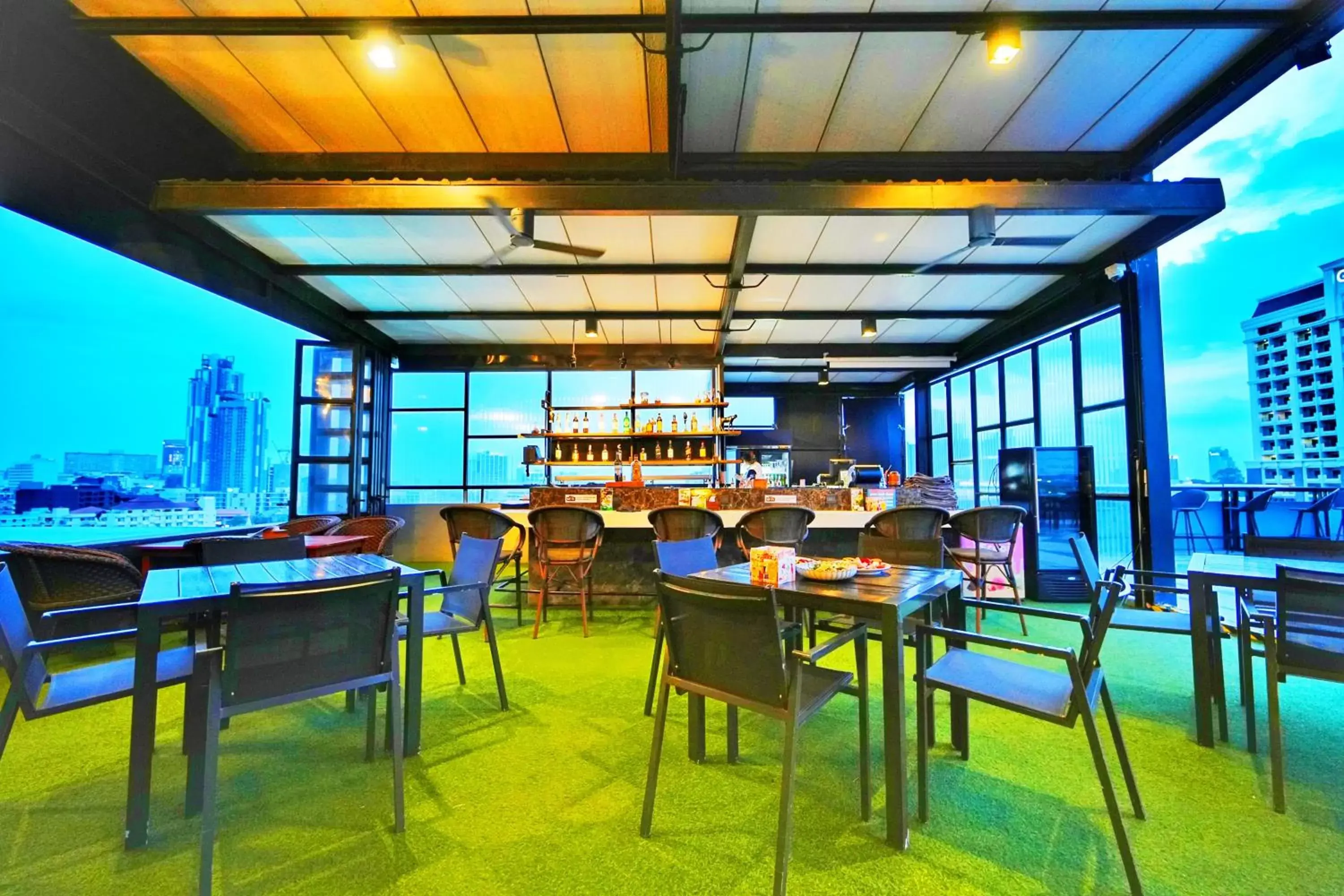 Lounge or bar, Restaurant/Places to Eat in T Pattaya Hotel SHA Extra Plus