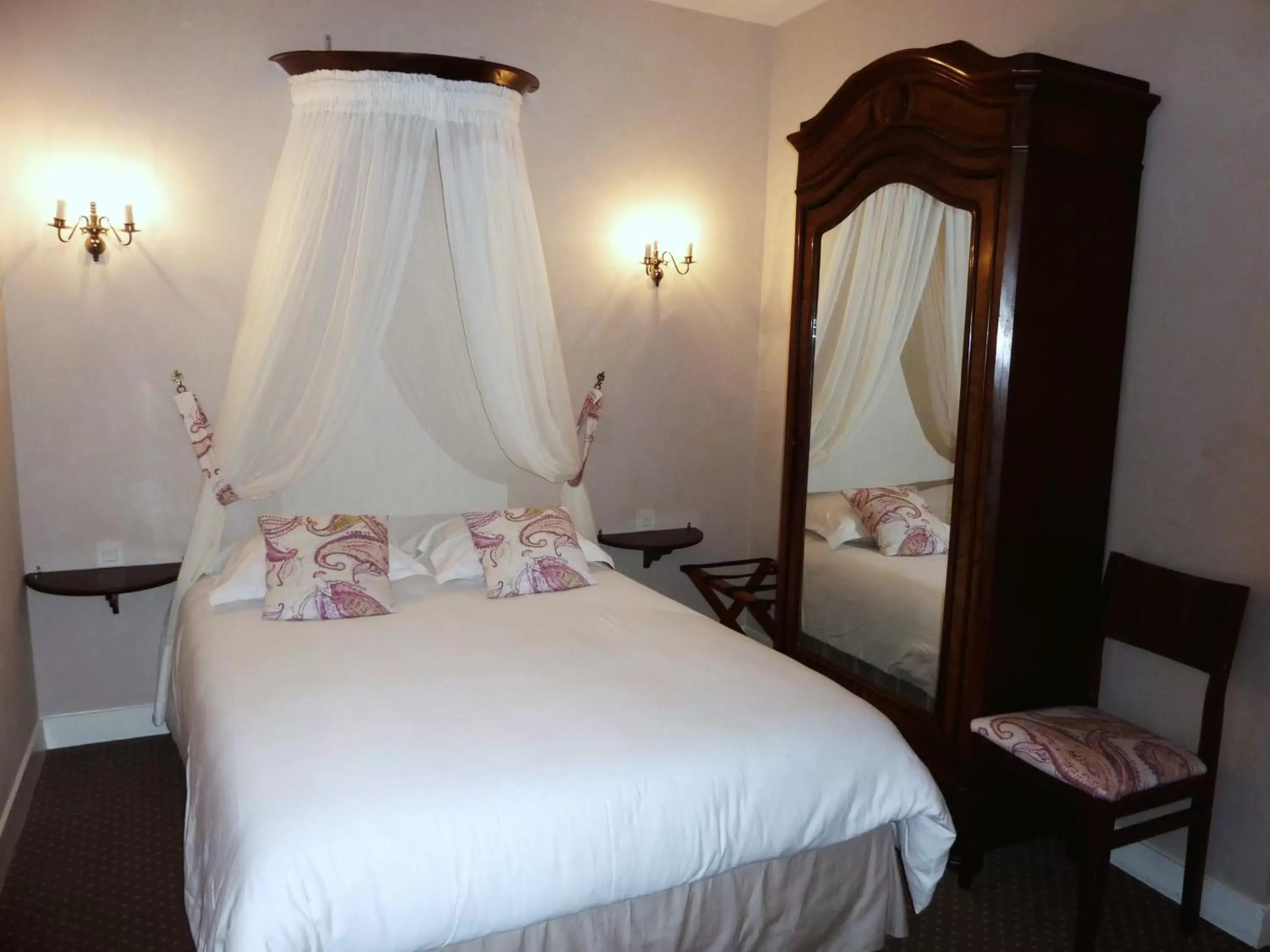 Photo of the whole room, Bed in Hôtel Du Manoir Photo of the whole room, Bed in Hôtel Du Manoir