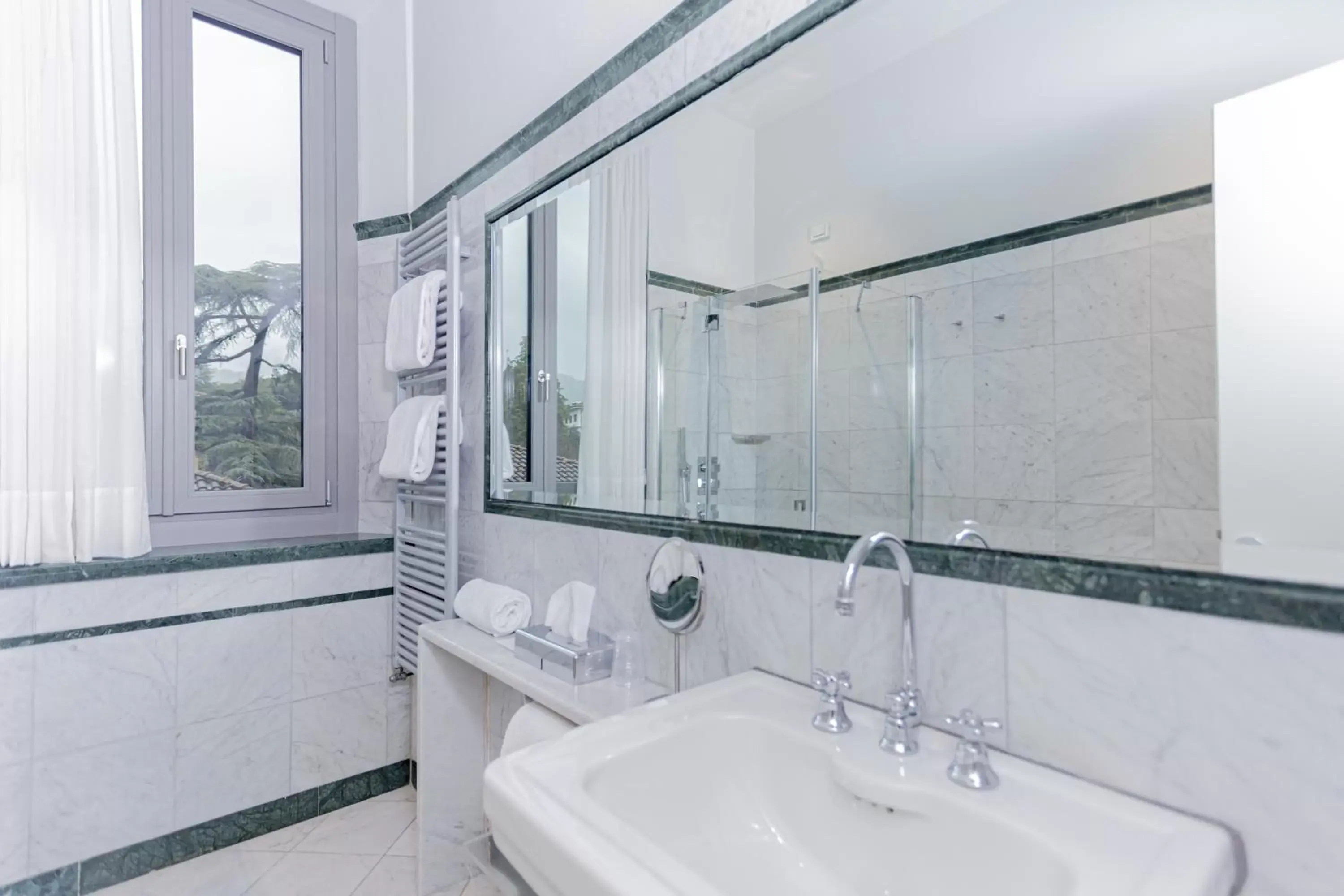 Shower, Bathroom in Grand Hotel Croce Di Malta