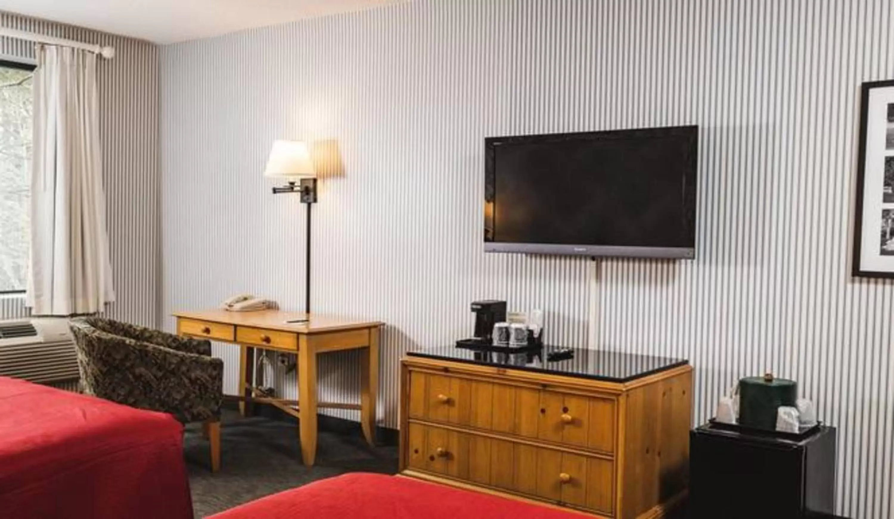 Bedroom, TV/Entertainment Center in Williamsburg Woodlands Hotel & Suites