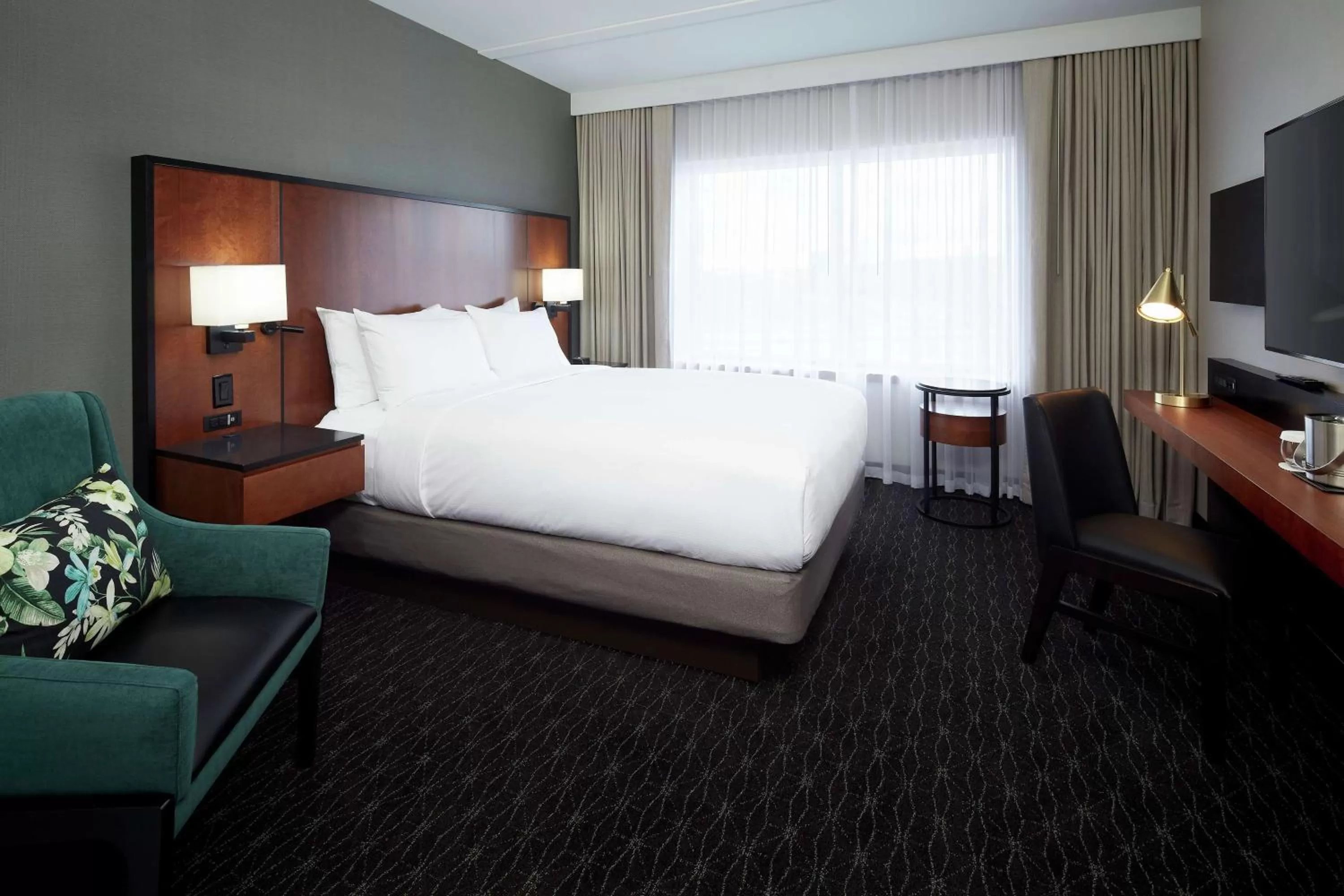 Bedroom, Bed in Doubletree By Hilton Montreal Airport