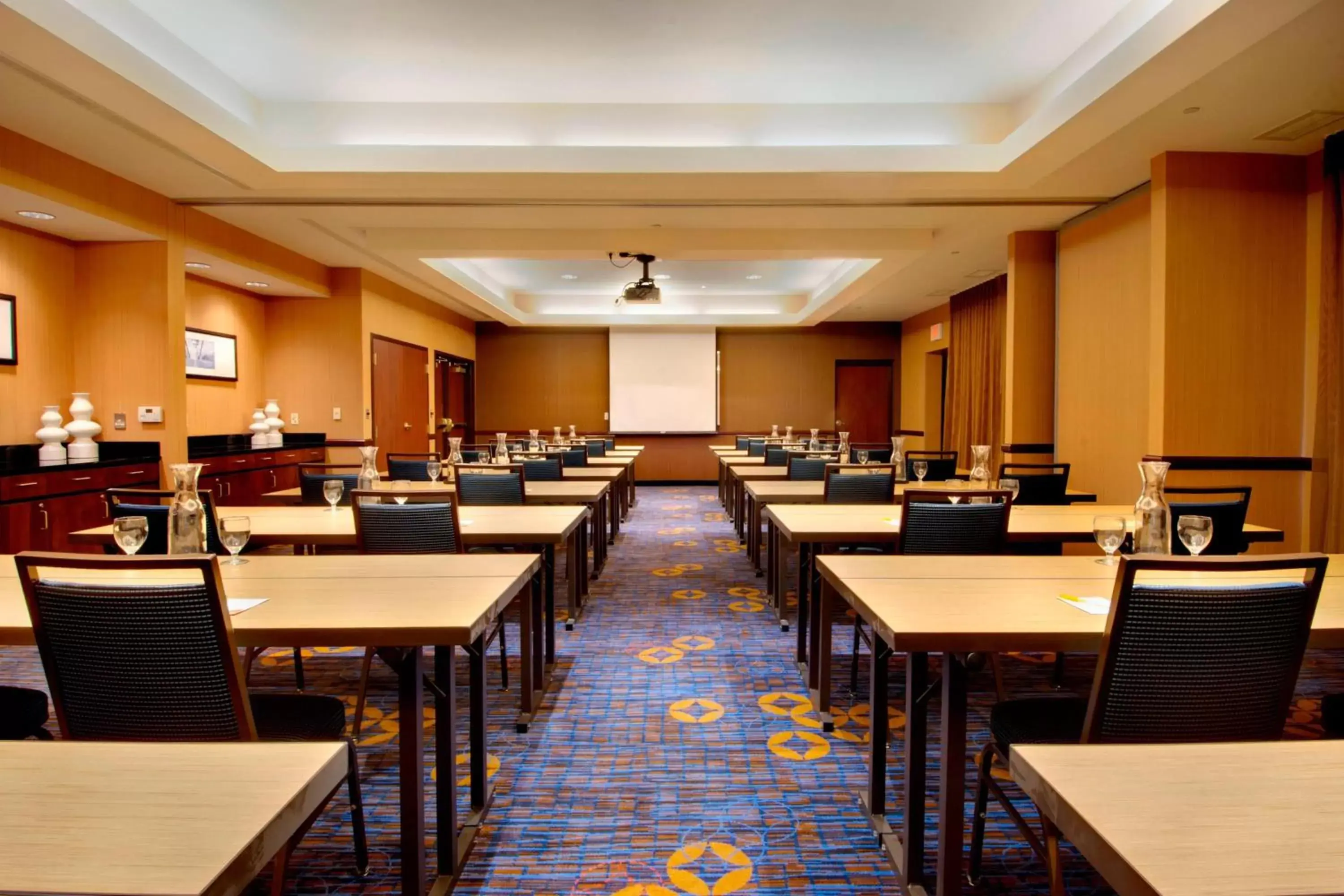 Meeting/conference room, Restaurant/Places to Eat in Courtyard by Marriott Madison East
