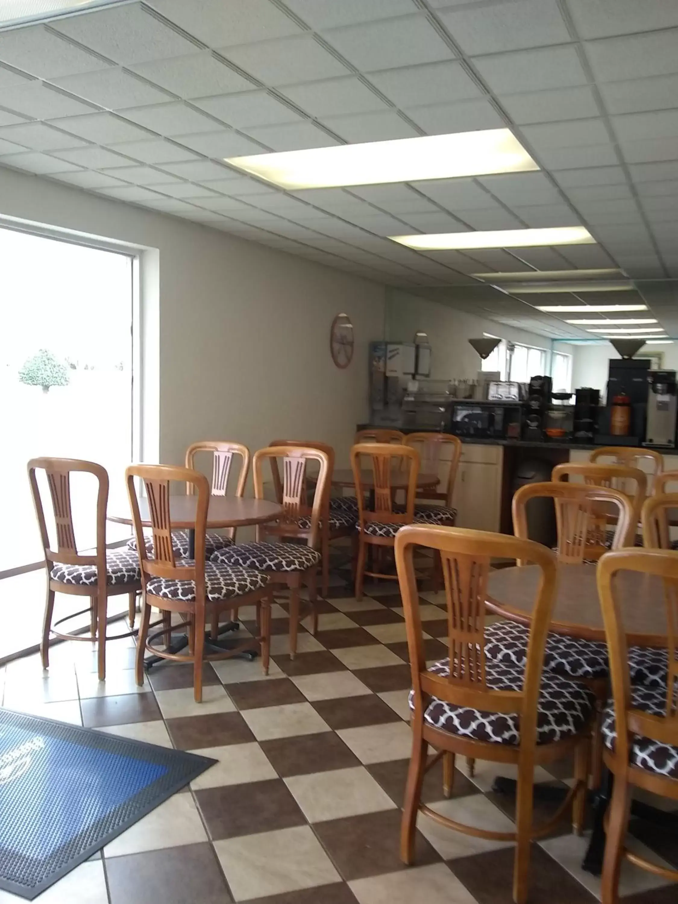 Coffee/tea facilities, Restaurant/Places to Eat in Howard Johnson by Wyndham Virginia Beach