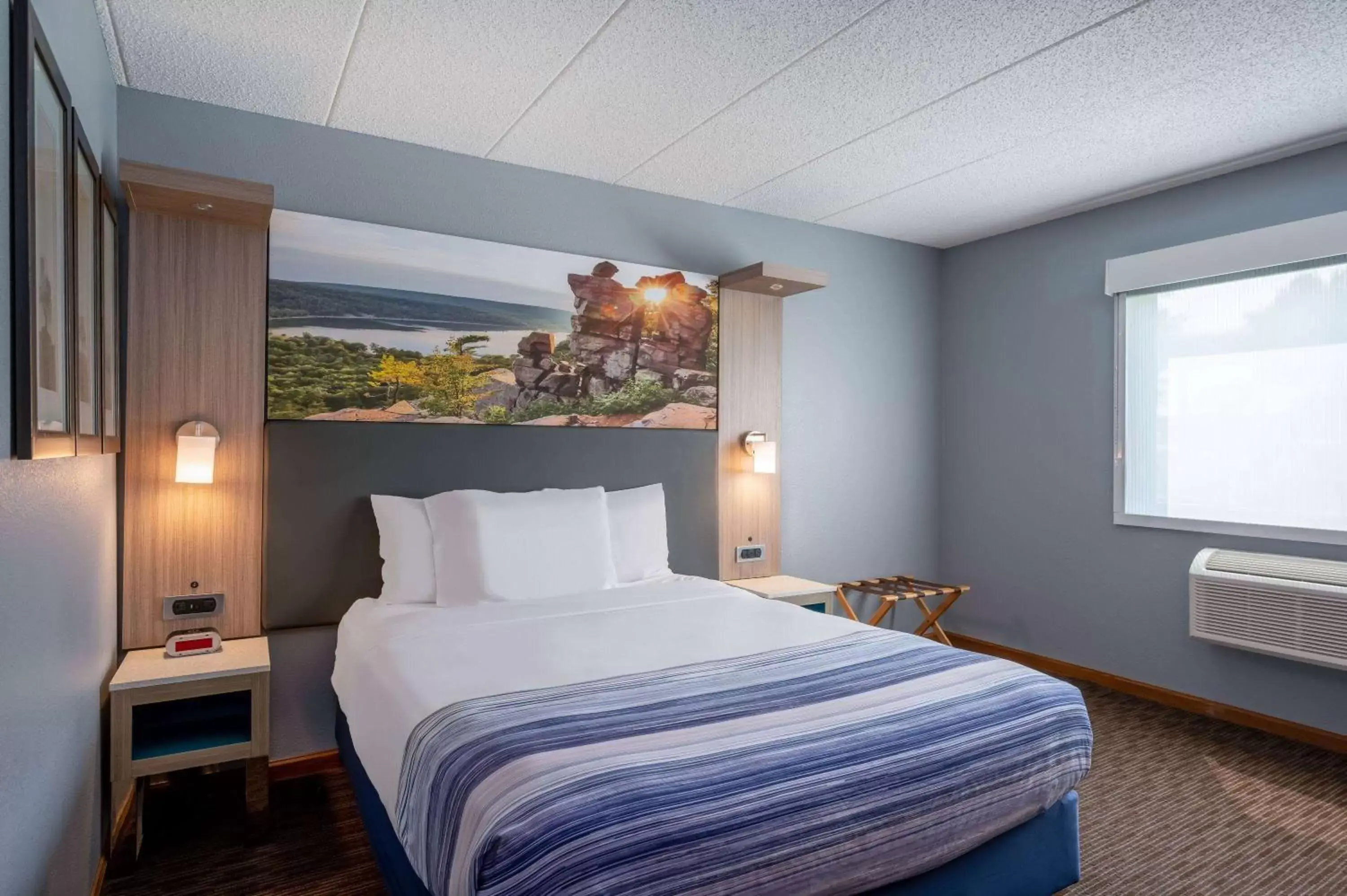 Queen Room - Mobility Access/Non-Smoking in AmericInn by Wyndham Eau Claire