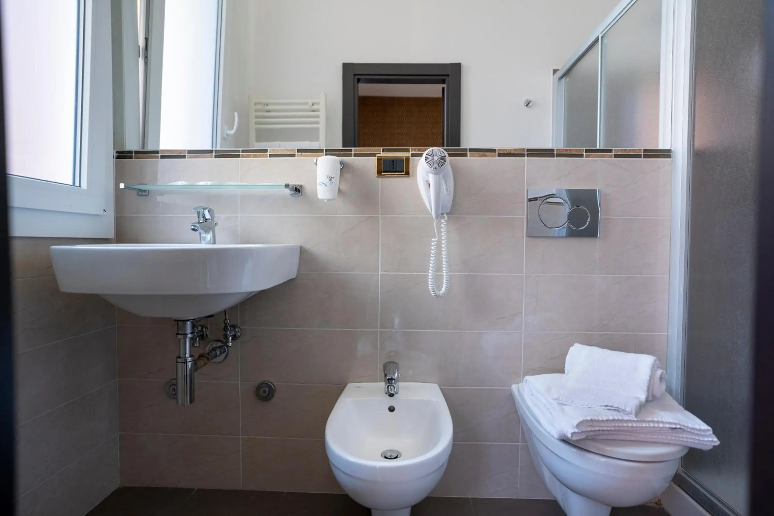 Inner courtyard view, Bathroom in Hotel Astoria