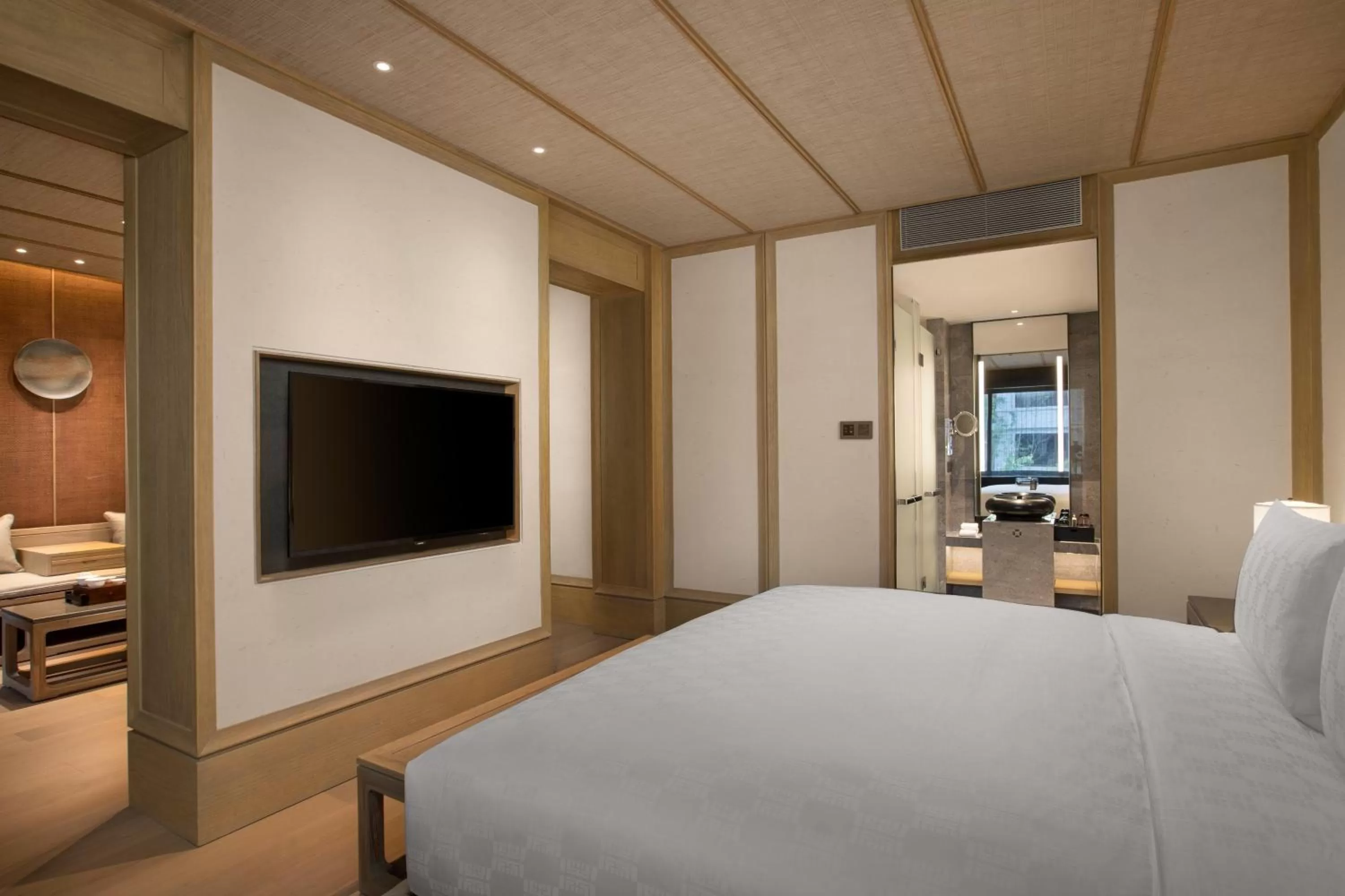Photo of the whole room, Bed in HUALUXE Xi'an Tanghua by IHG