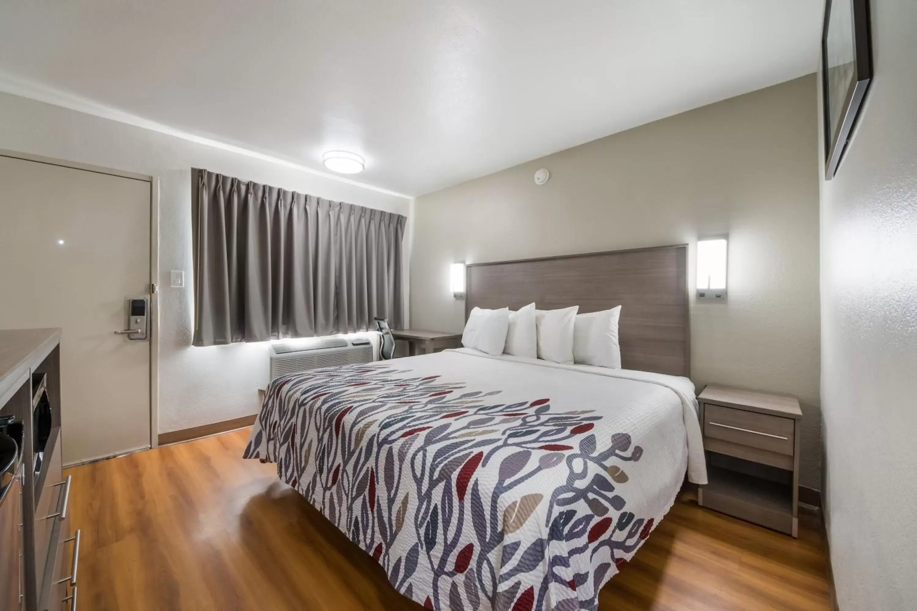 Deluxe King Room - Smoking in Red Roof Inn San Antonio E - Frost Bank Center Deluxe King Room - Smoking in Red Roof Inn San Antonio E - Frost Bank Center