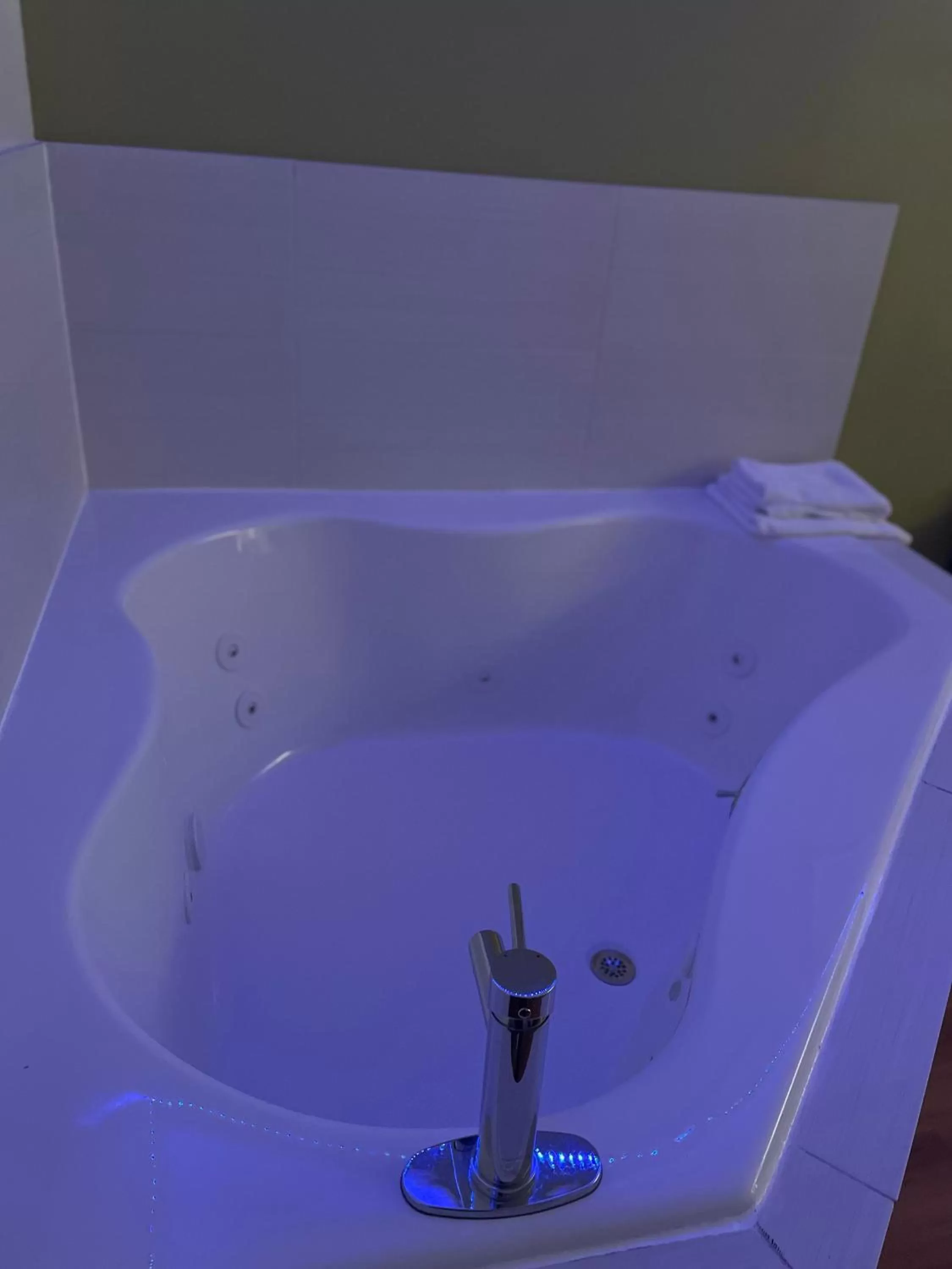 Hot Tub in Willow Lodge Willoughby Cleveland