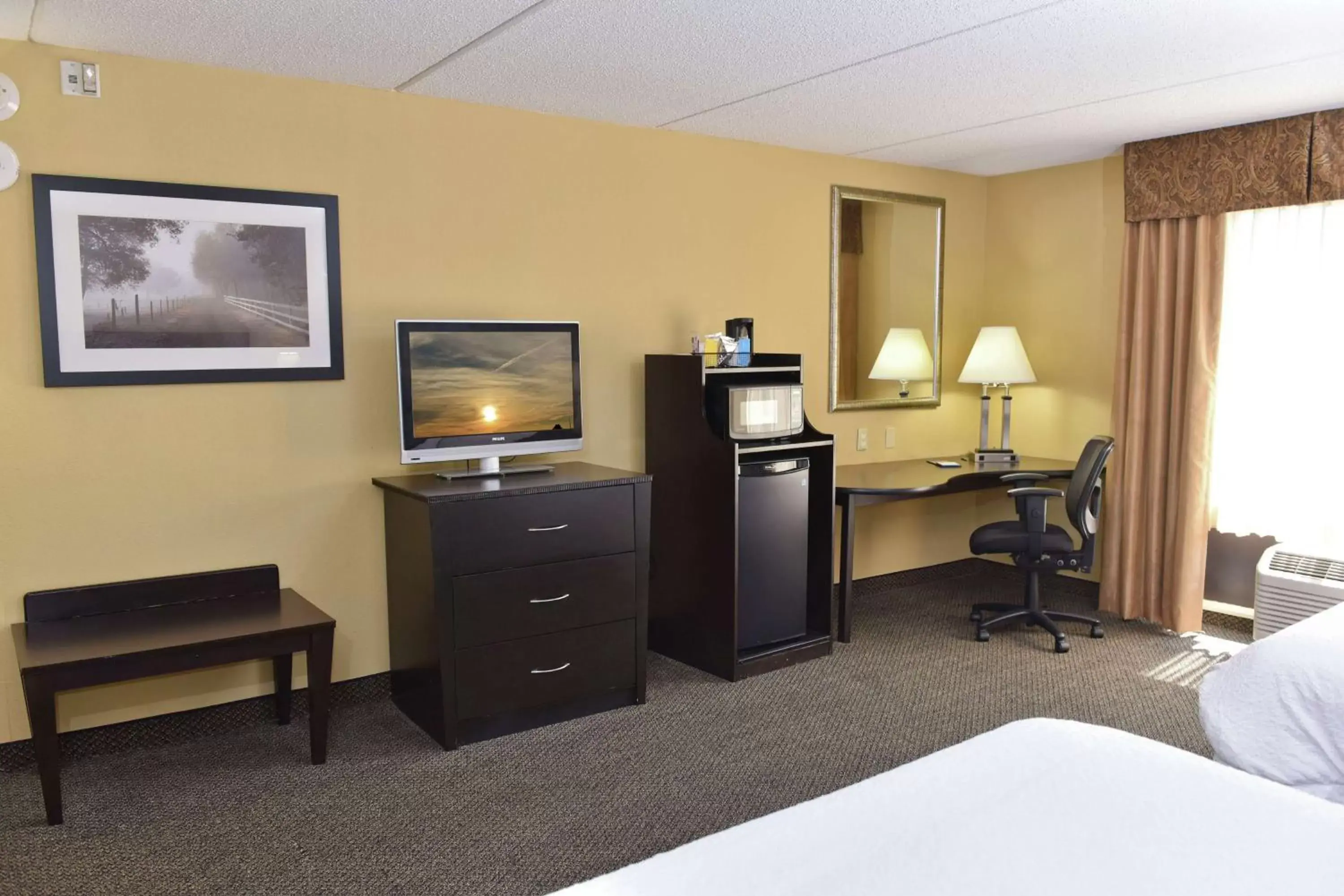 Bedroom, TV/Entertainment Center in Hampton Inn & Suites Alexandria