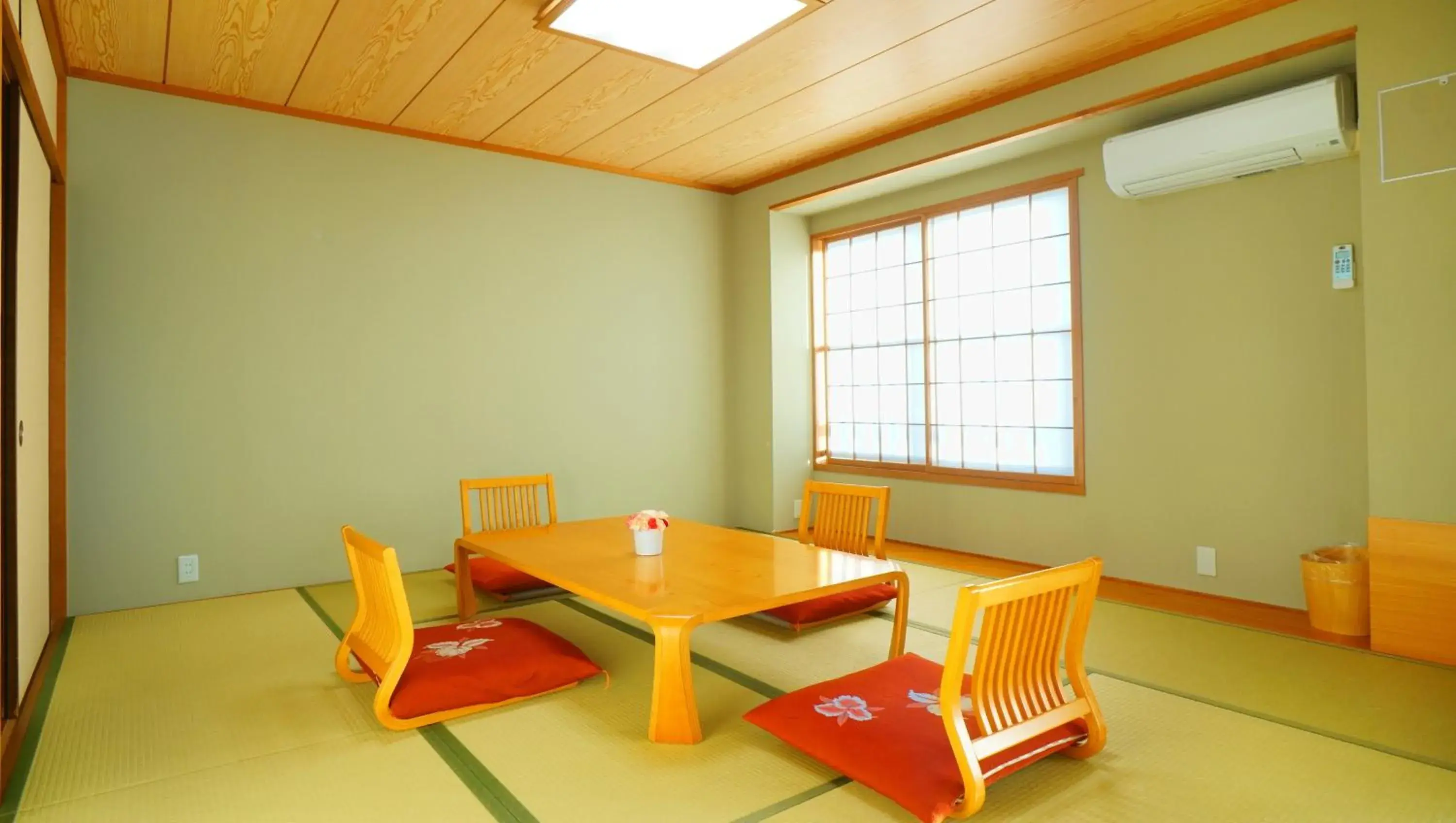 Photo of the whole room, Dining Area in Hotel Laforet Nasu