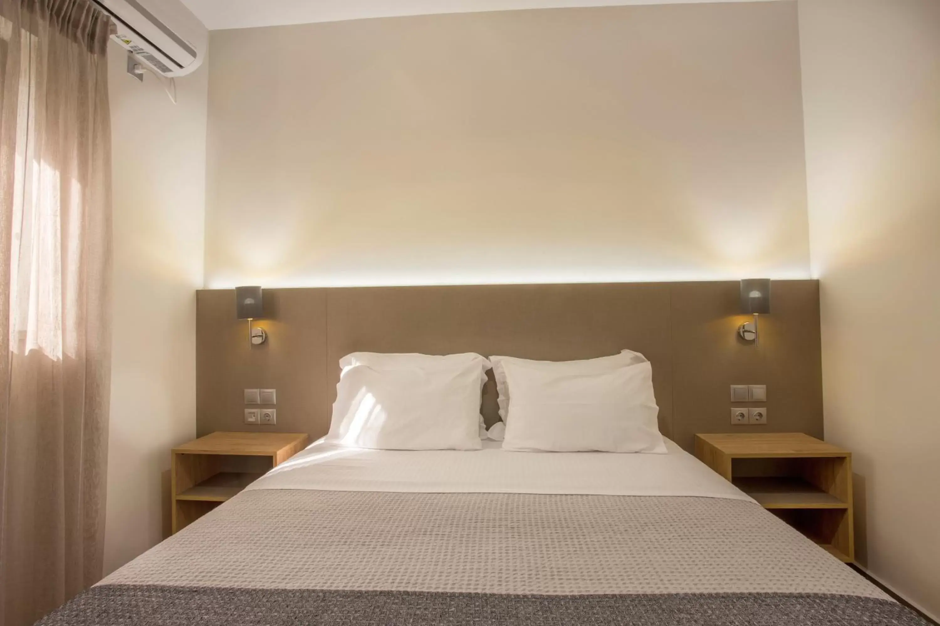 Bedroom, Bed in Vardians Villas & Suites