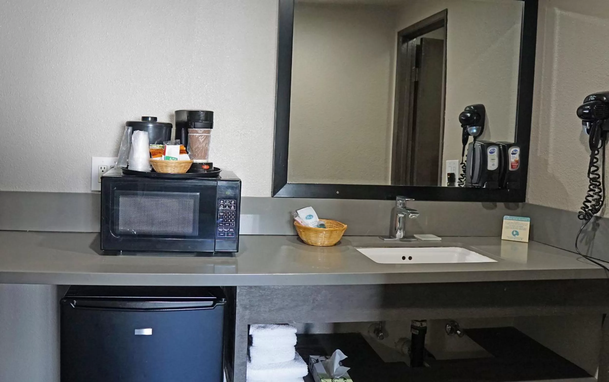 Bathroom in Hawthorne Plaza Inn Near LAX