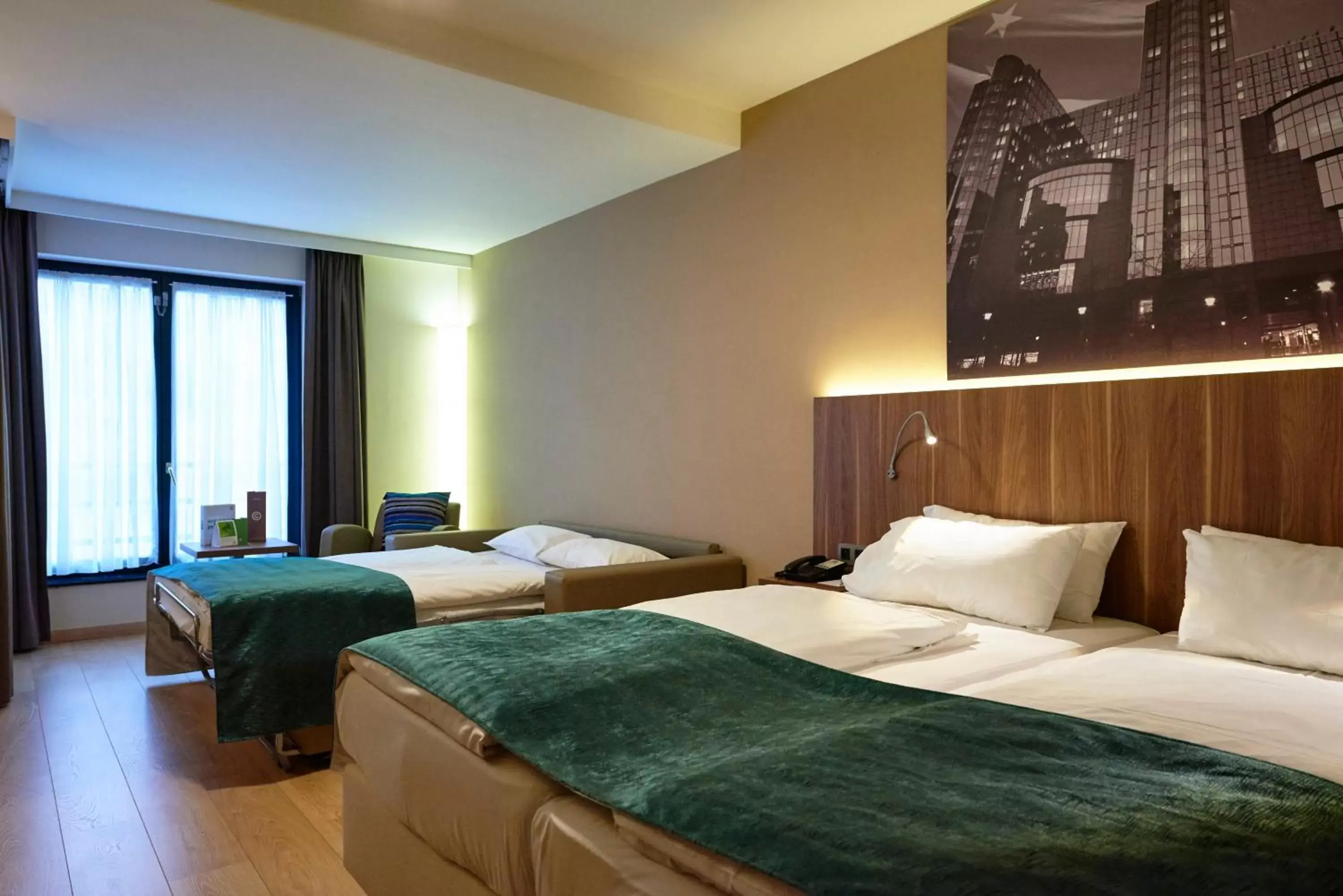 Photo of the whole room, Bed in Holiday Inn Brussels Schuman, an IHG Hotel