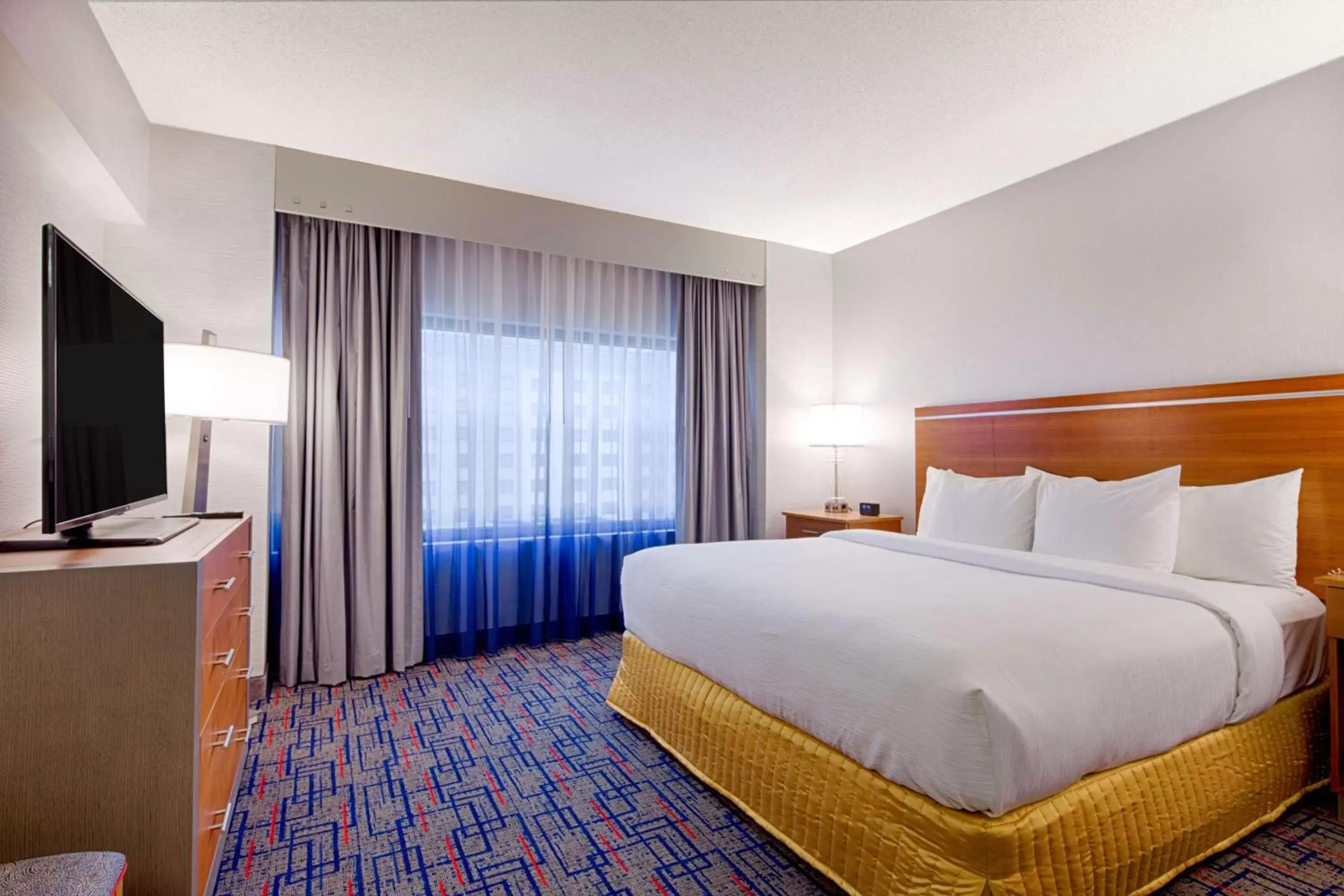 Bed in Embassy Suites by Hilton Chicago O'Hare Rosemont