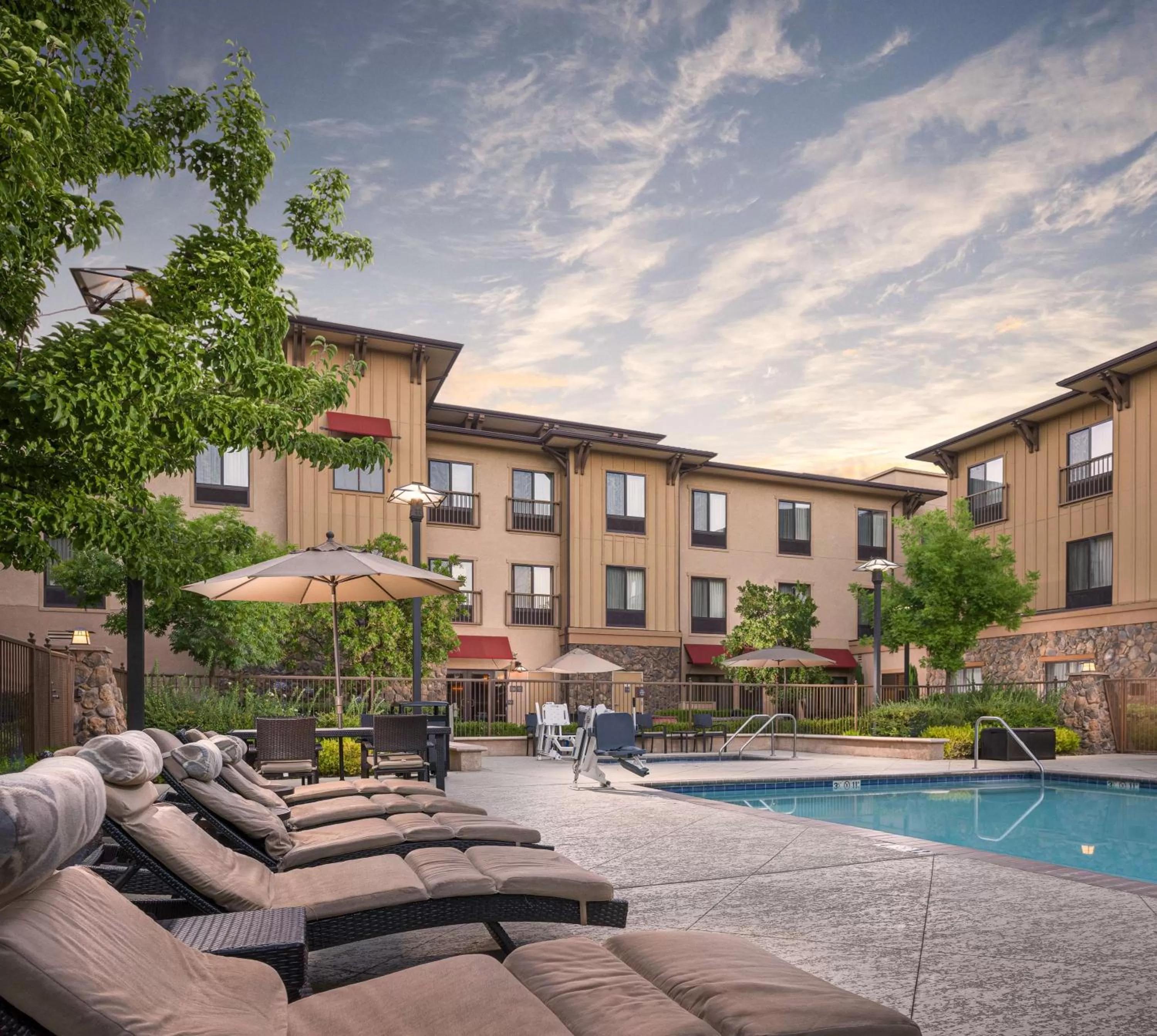 Property building in Hampton Inn &amp; Suites Windsor-Sonoma Wine Country