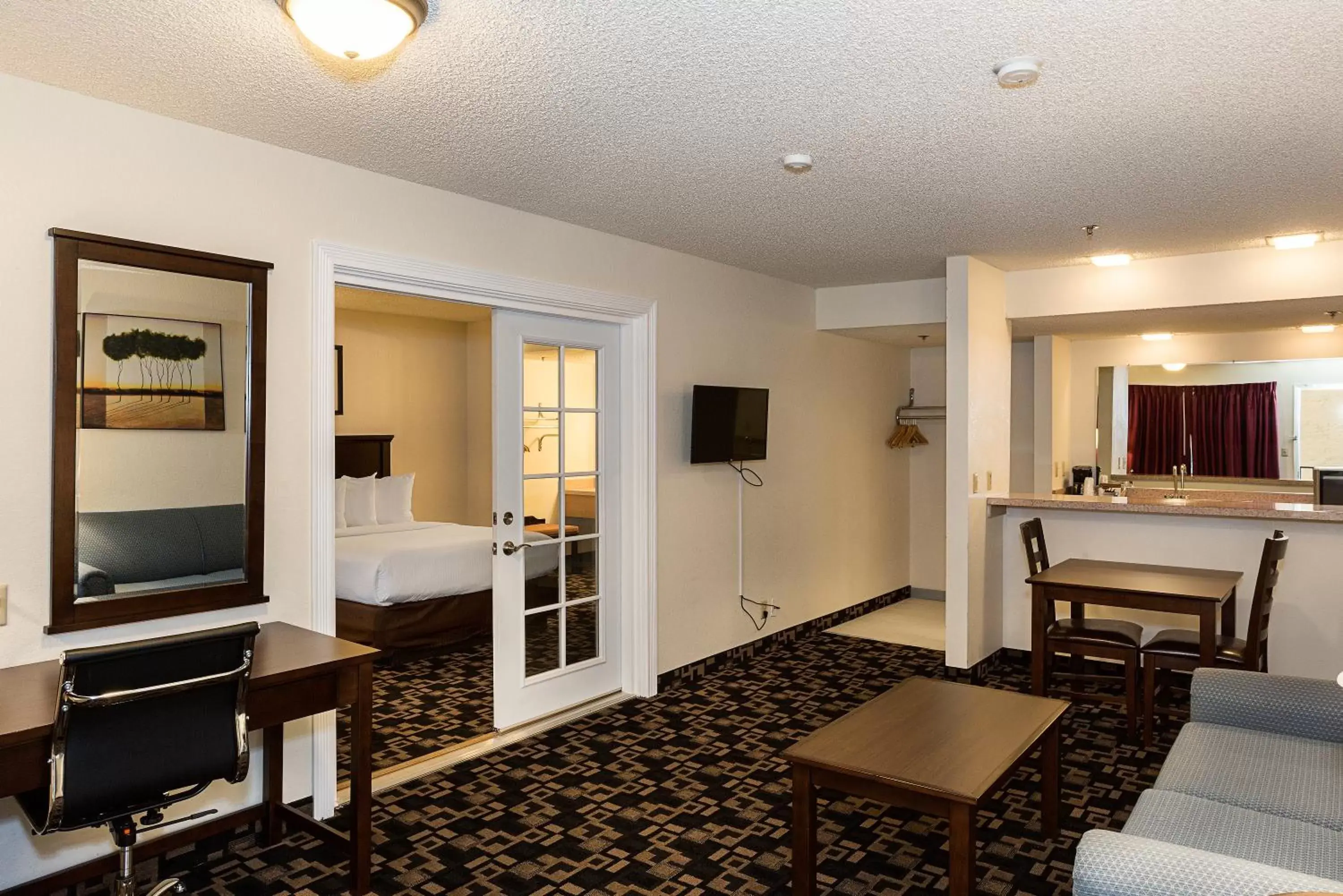 Queen Suite with Two Queen Beds - Non-Smoking in MorningGlory Inn & Suites