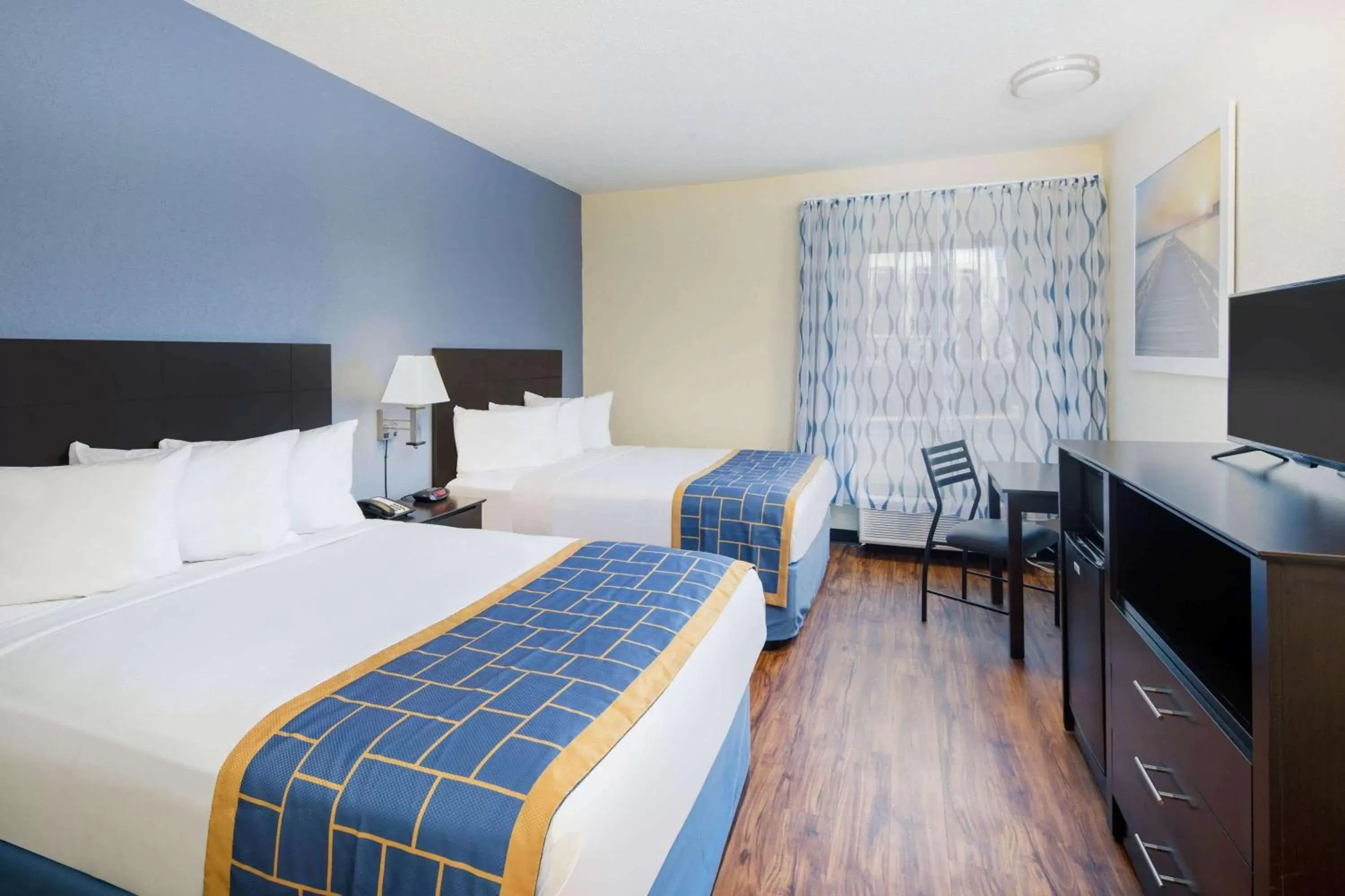 Photo of the whole room, Bed in Days Inn by Wyndham Macon I-75 North