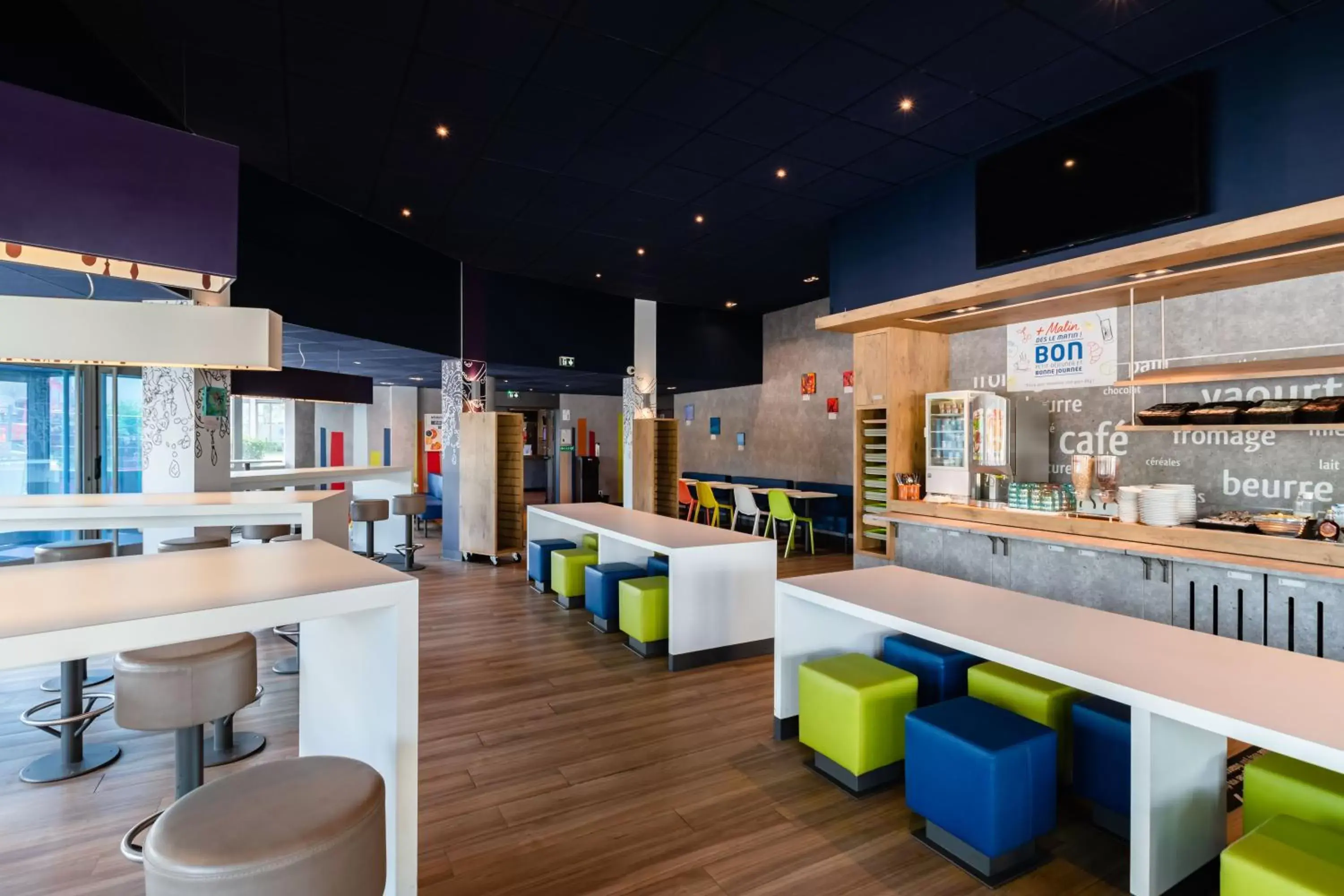 Seating area, Lounge/Bar in ibis budget Lyon Villeurbanne