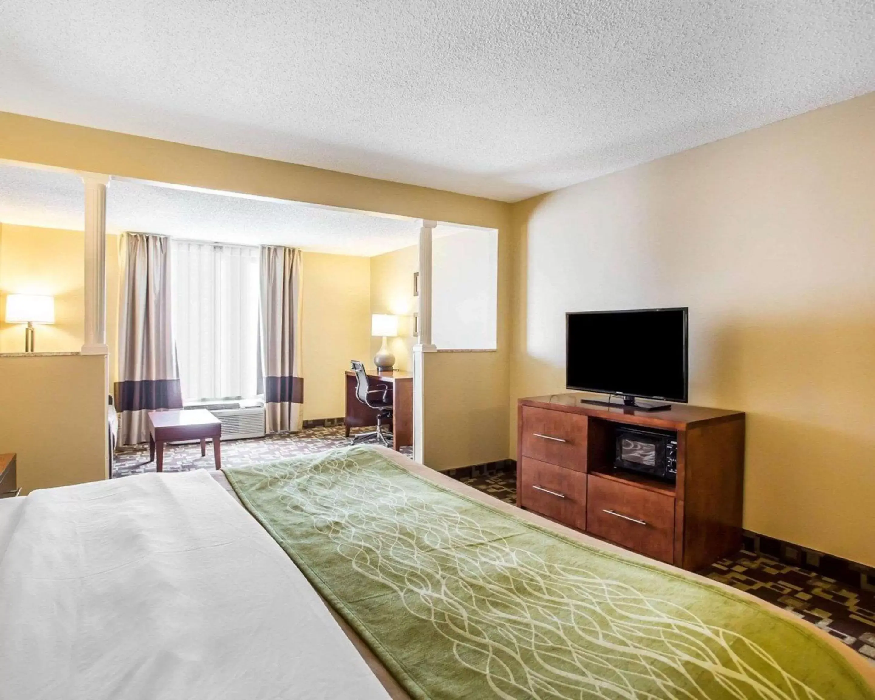 Photo of the whole room, Bed in Comfort Inn & Suites Walterboro I-95