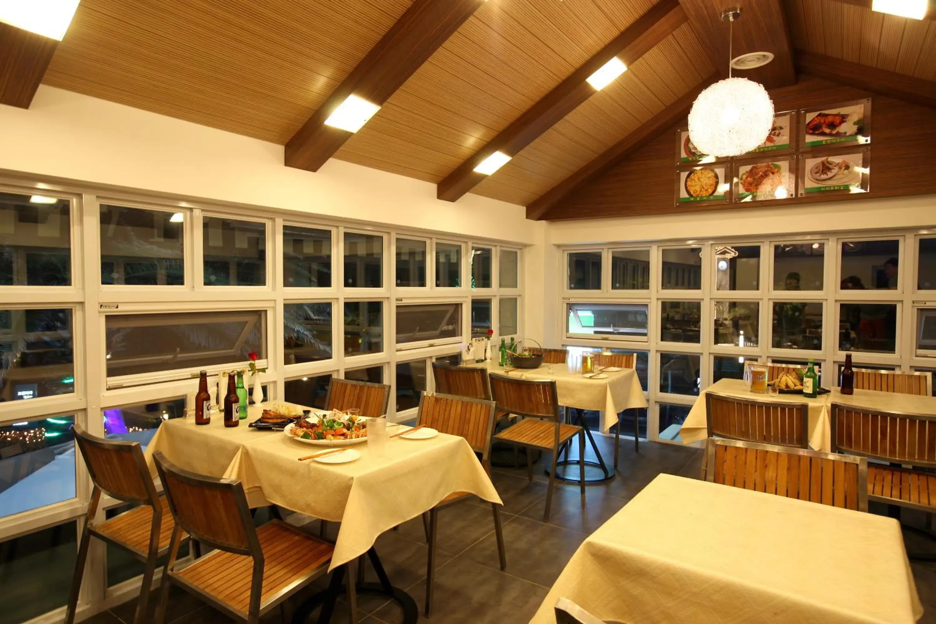 Restaurant/Places to Eat in The Suites Hotel Jeju