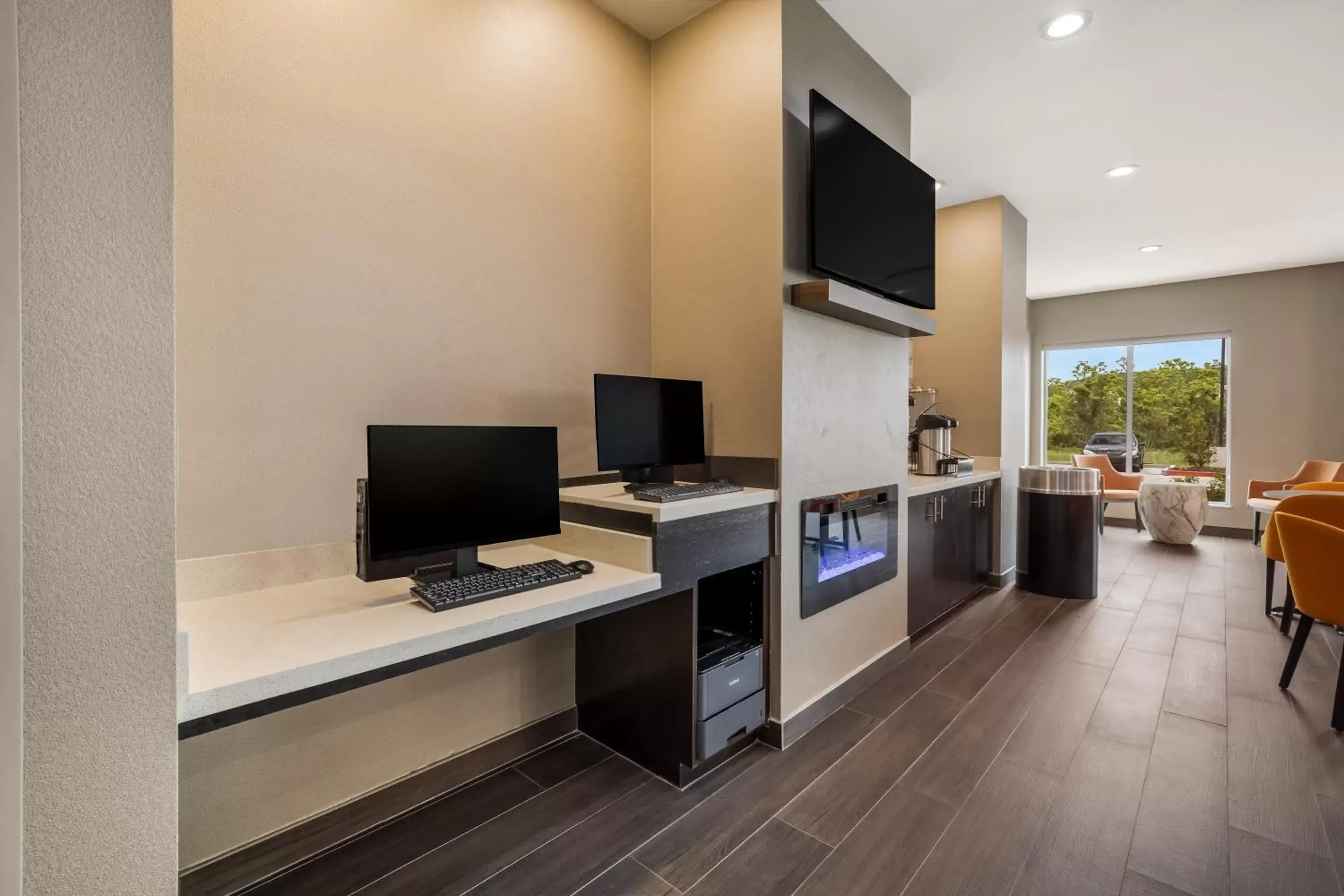 TV/Entertainment Center in La Quinta Inn & Suites by Wyndham Sulphur