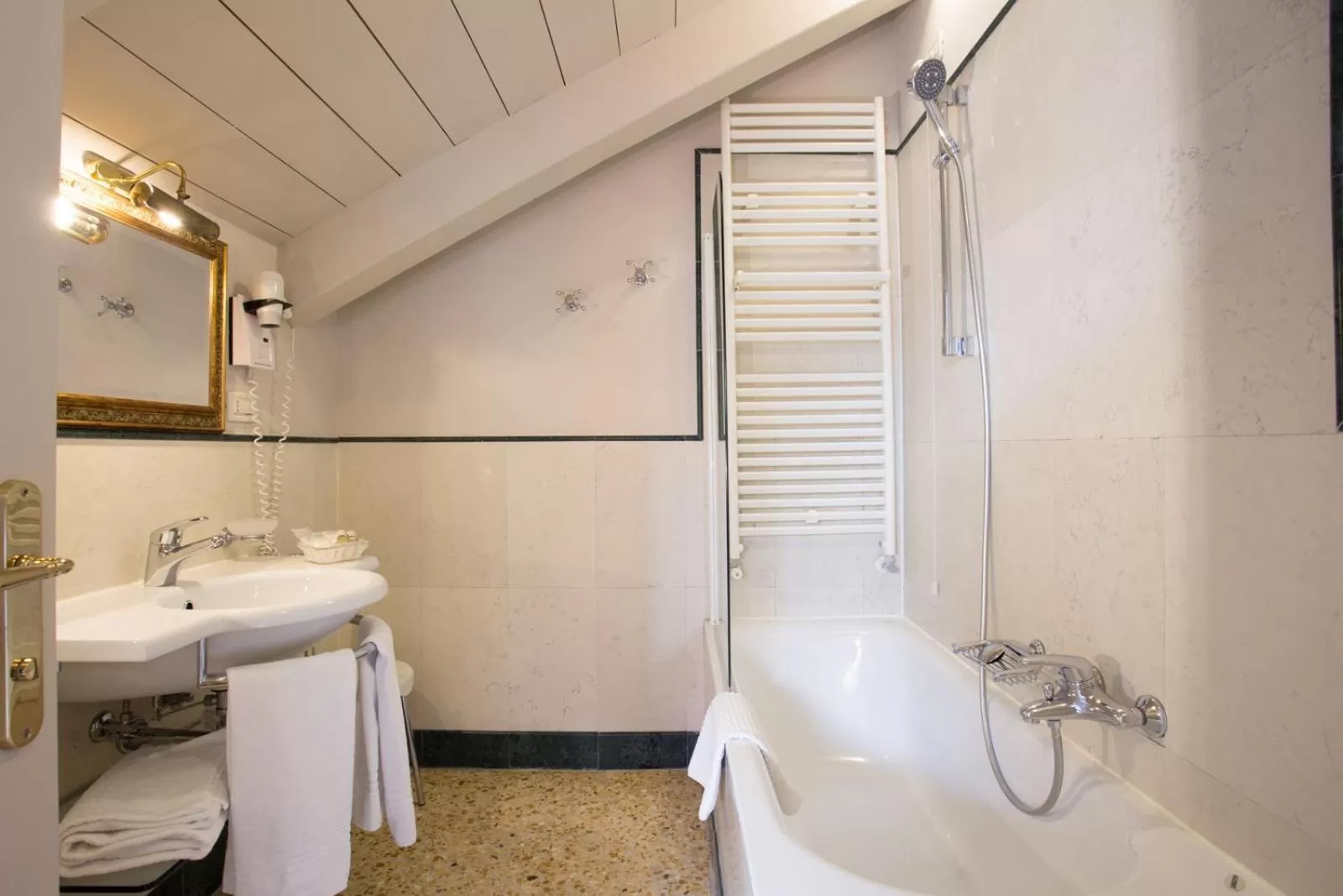 Bathroom in Hotel Tiziano
