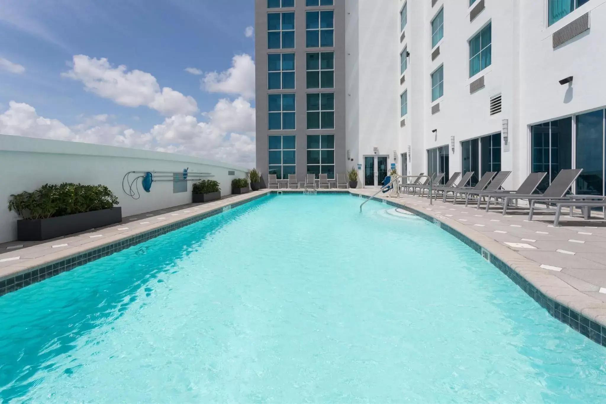 Swimming Pool in Crowne Plaza Hotel & Resorts Fort Lauderdale Airport/ Cruise, an IHG Hotel