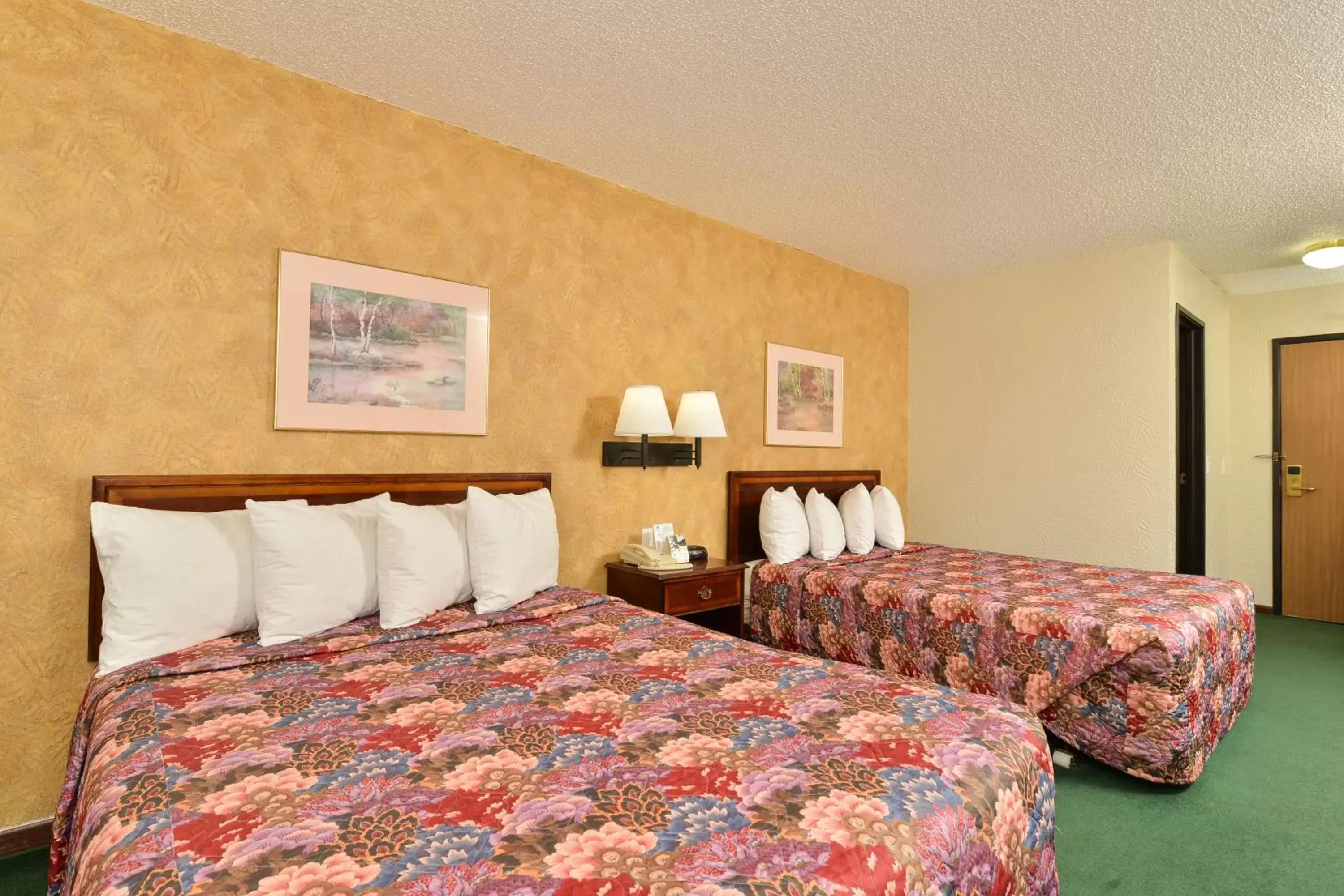 Bedroom, Bed in Days Inn by Wyndham Ozark Springfield