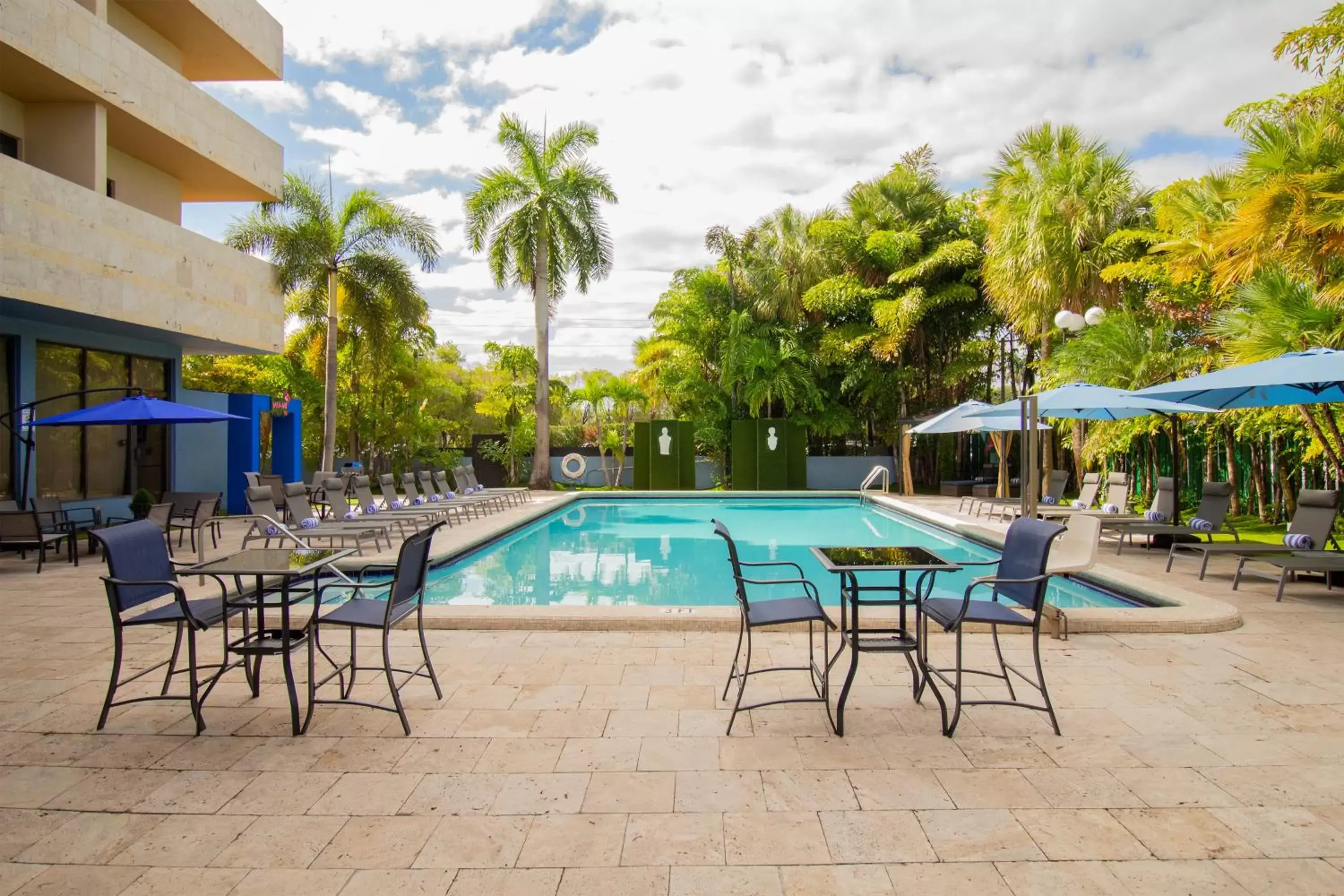 Property building, Swimming Pool in Regency Miami Airport by Sonesta