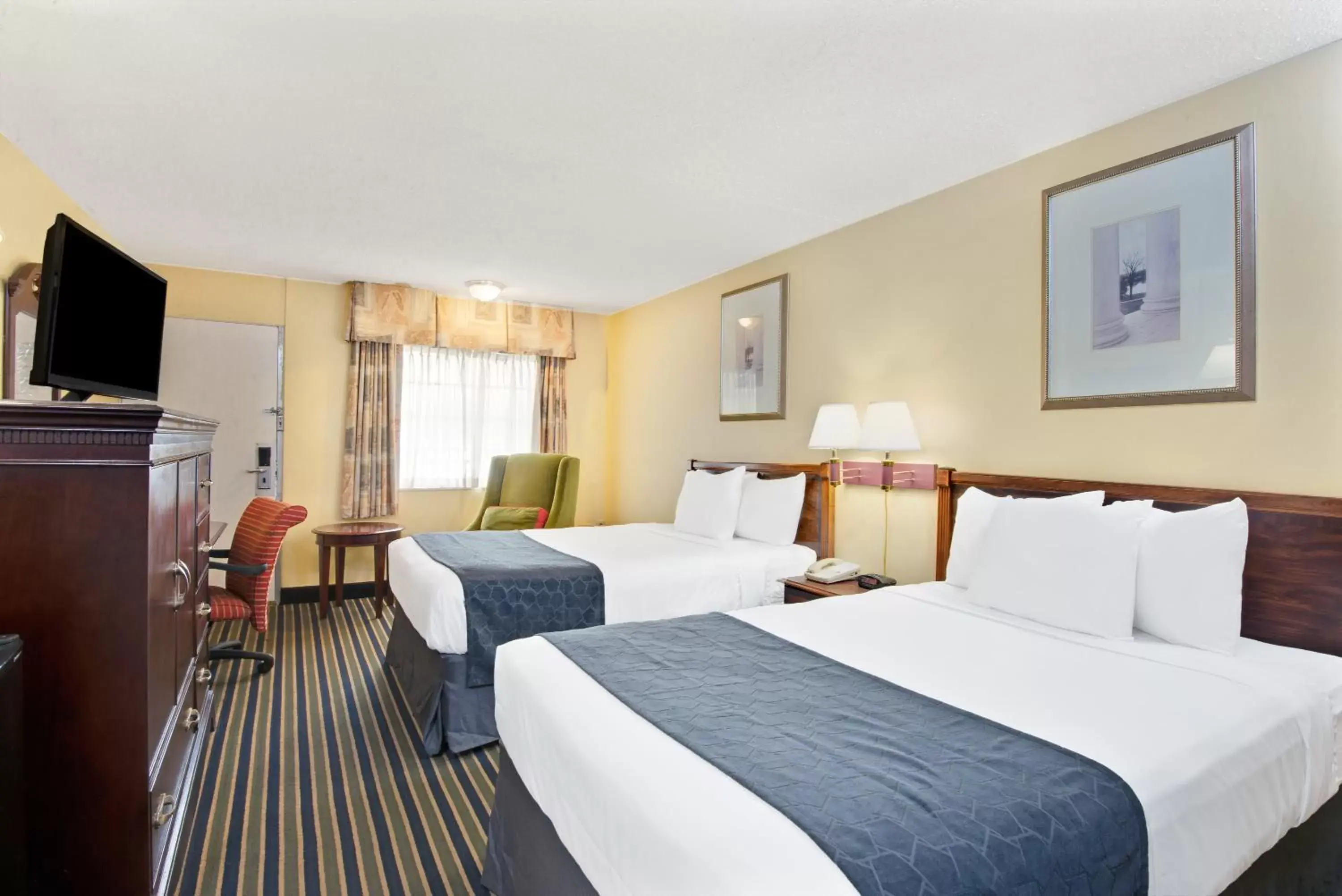 Photo of the whole room, Bed in Days Inn by Wyndham Towson