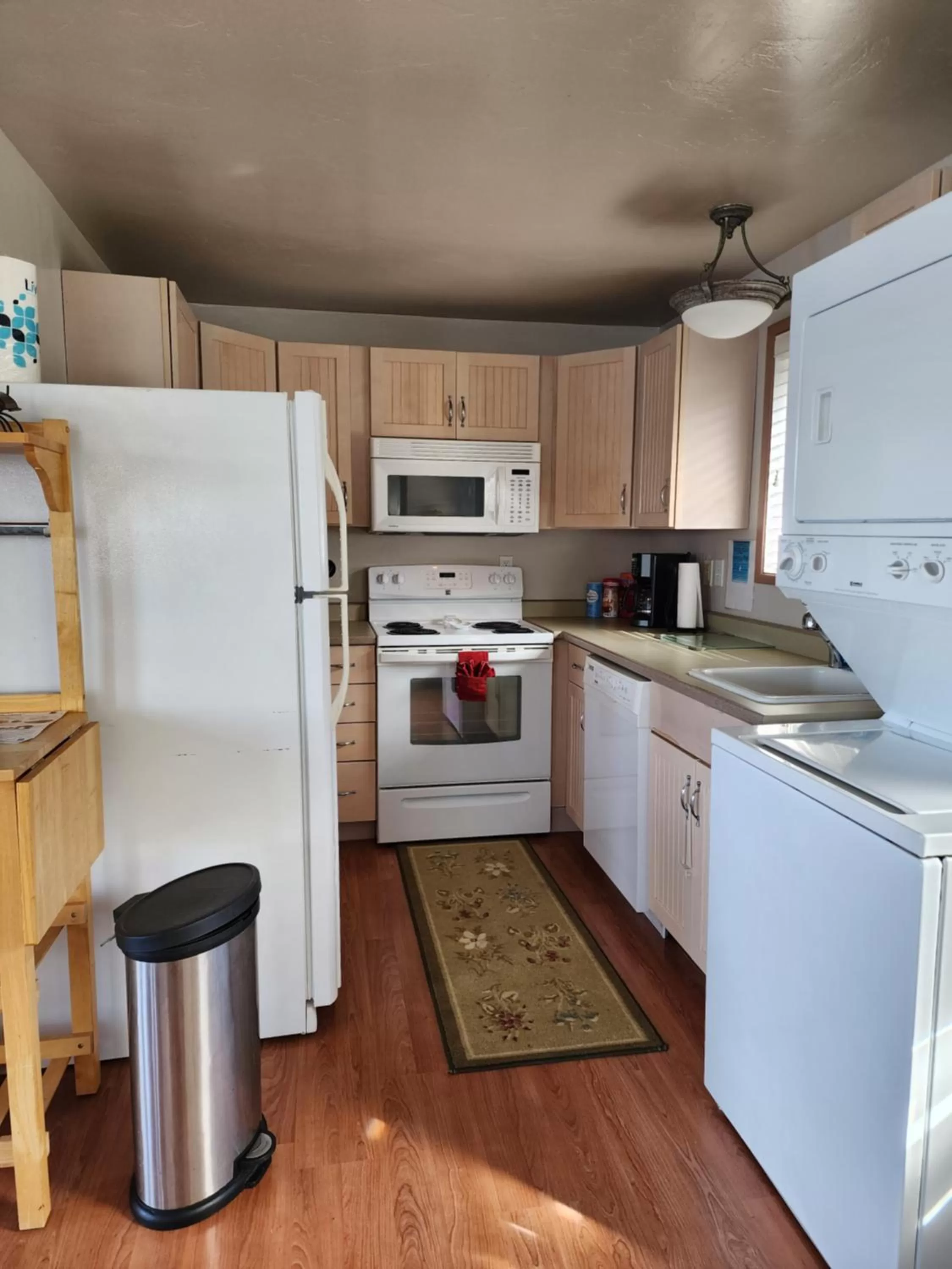 Kitchen or kitchenette in Plainview Motel