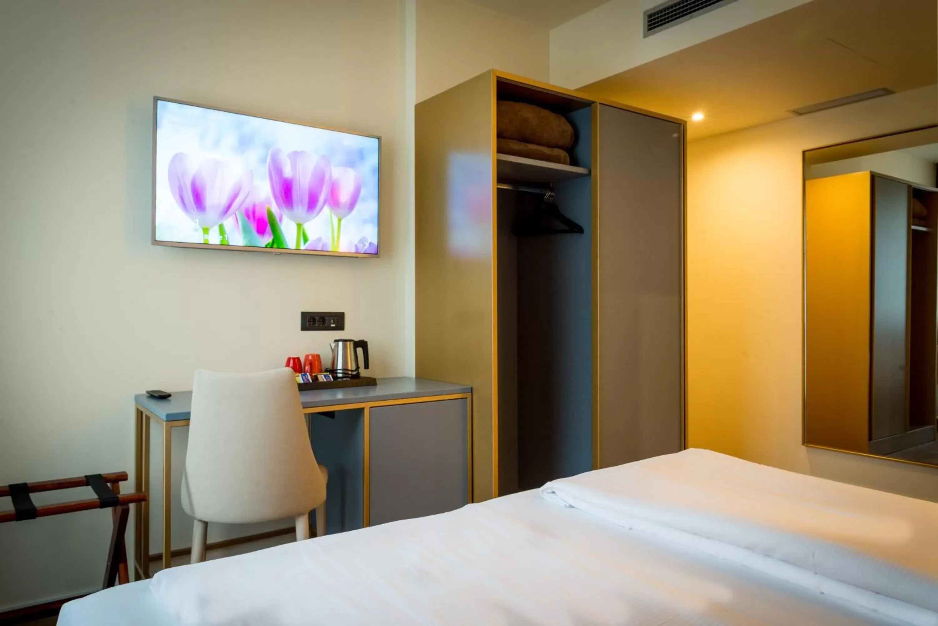 Bed, TV/Entertainment Center in Hotel Rovereto