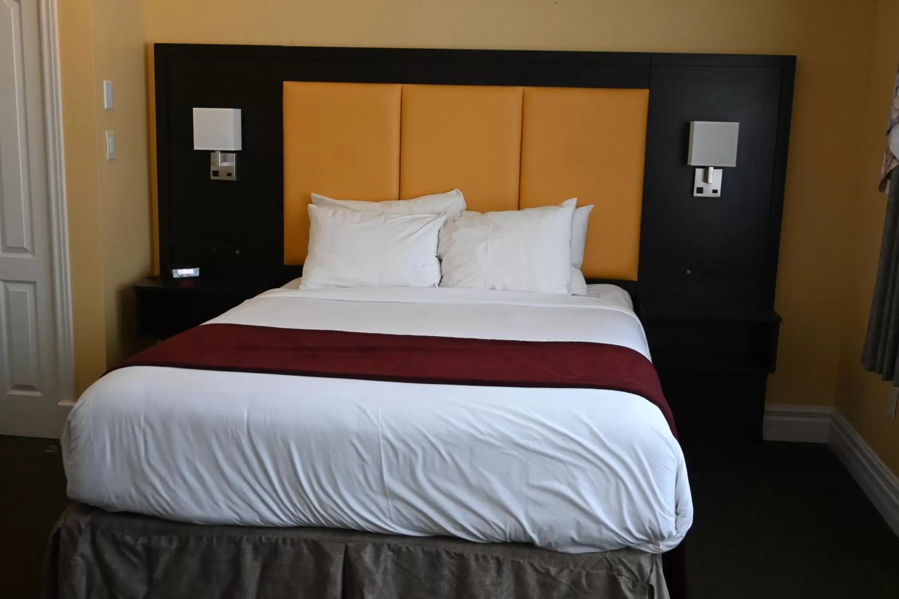 Bed in The Gananoque Inn & Spa