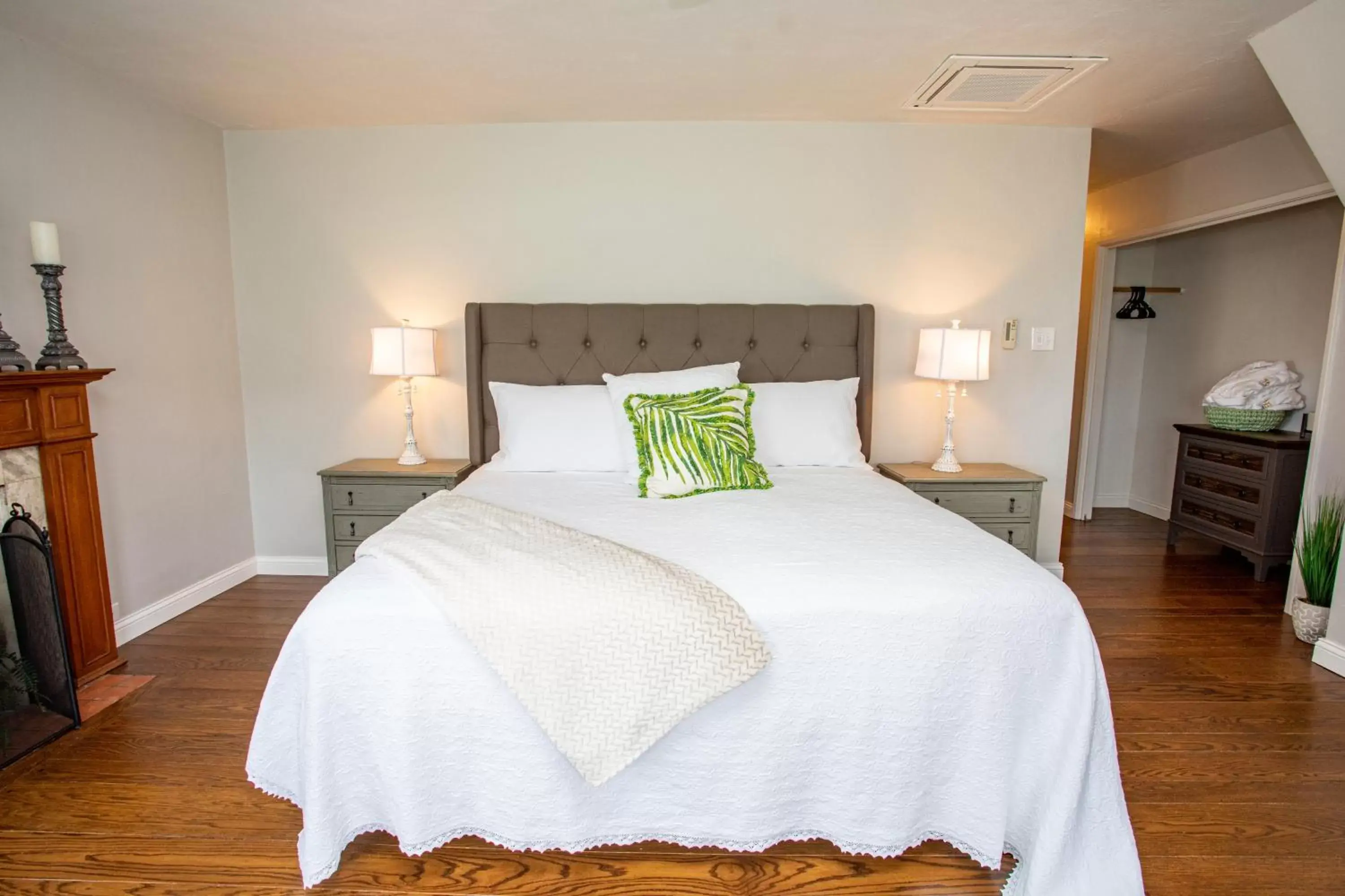 Bedroom, Bed in Hummingbird Estate