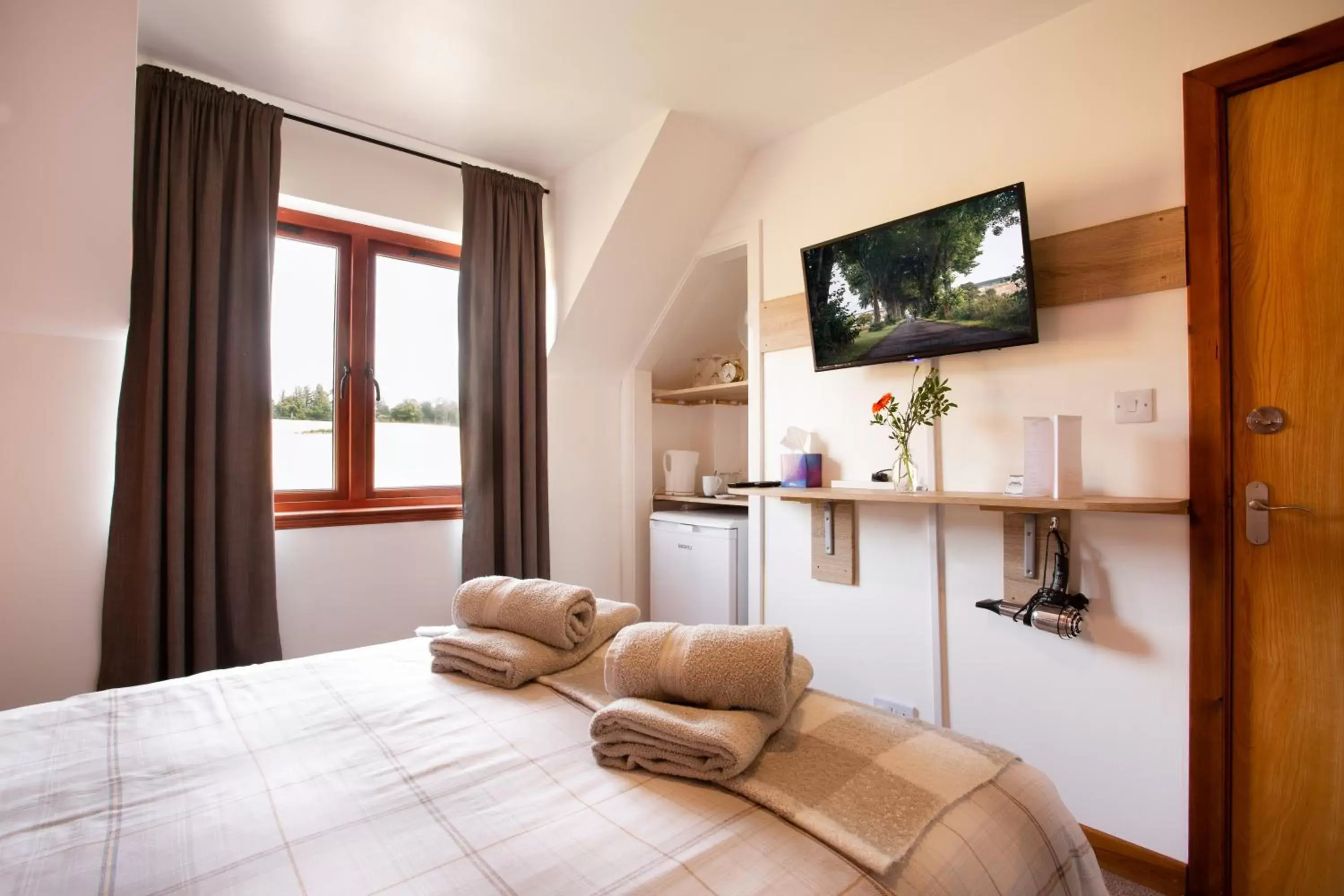 Bed, TV/Entertainment Center in Beechwood Lodge