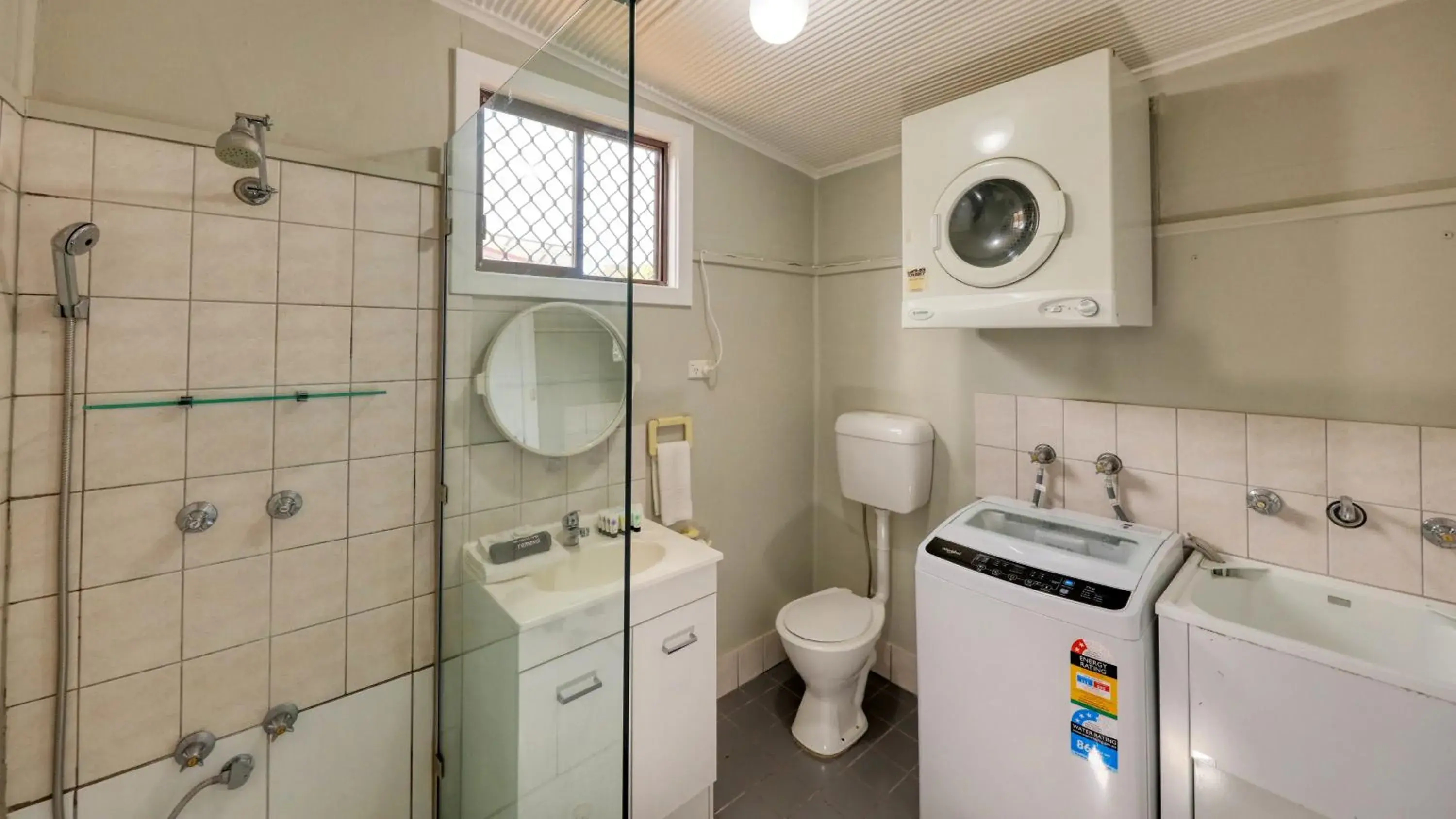 Bathroom in Charles Rasp Motor Inn & Cottages