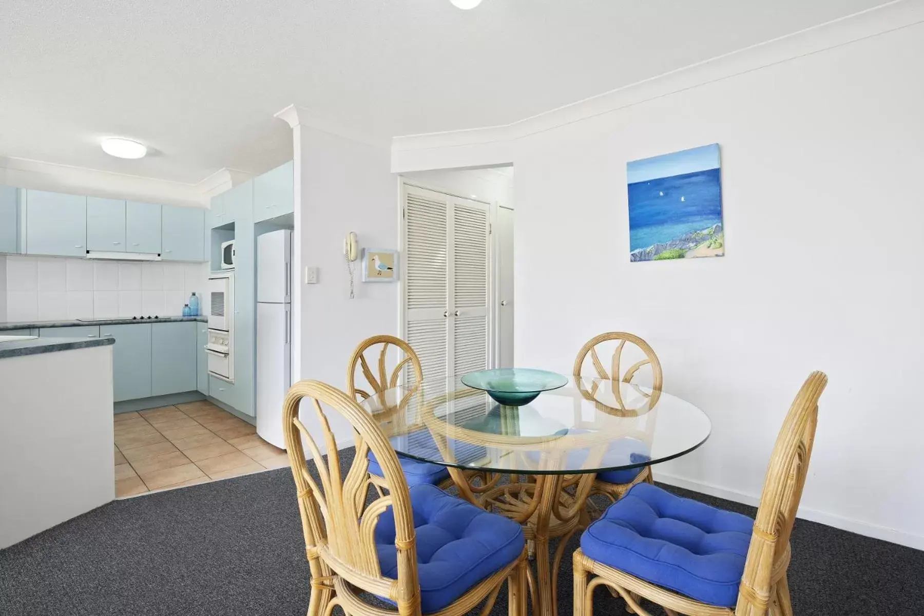 Kitchen or kitchenette, Dining Area in Kirra Palms Holiday Apartments