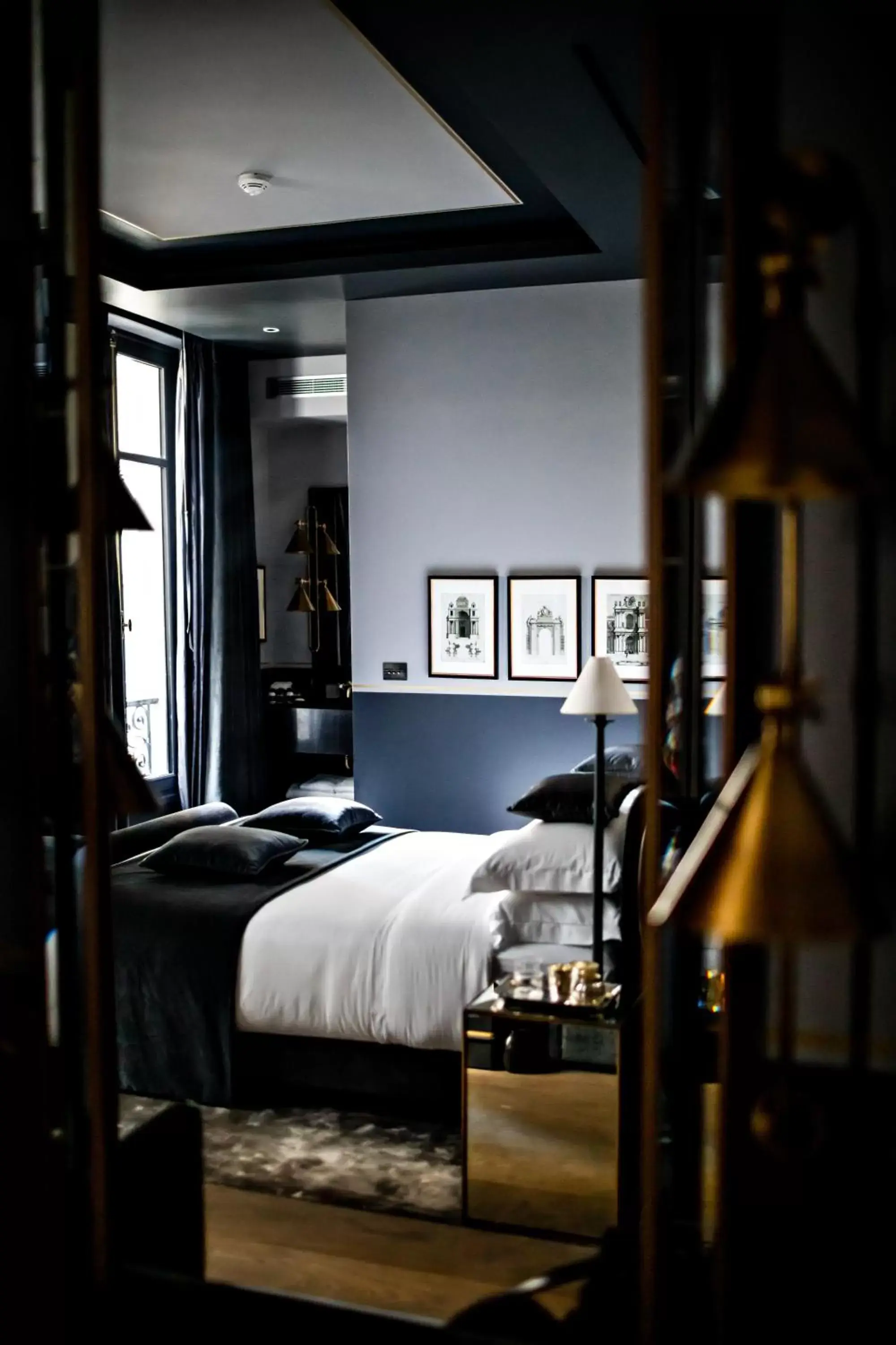 Bed in Monsieur George Hotel & Spa - Champs-Elysées