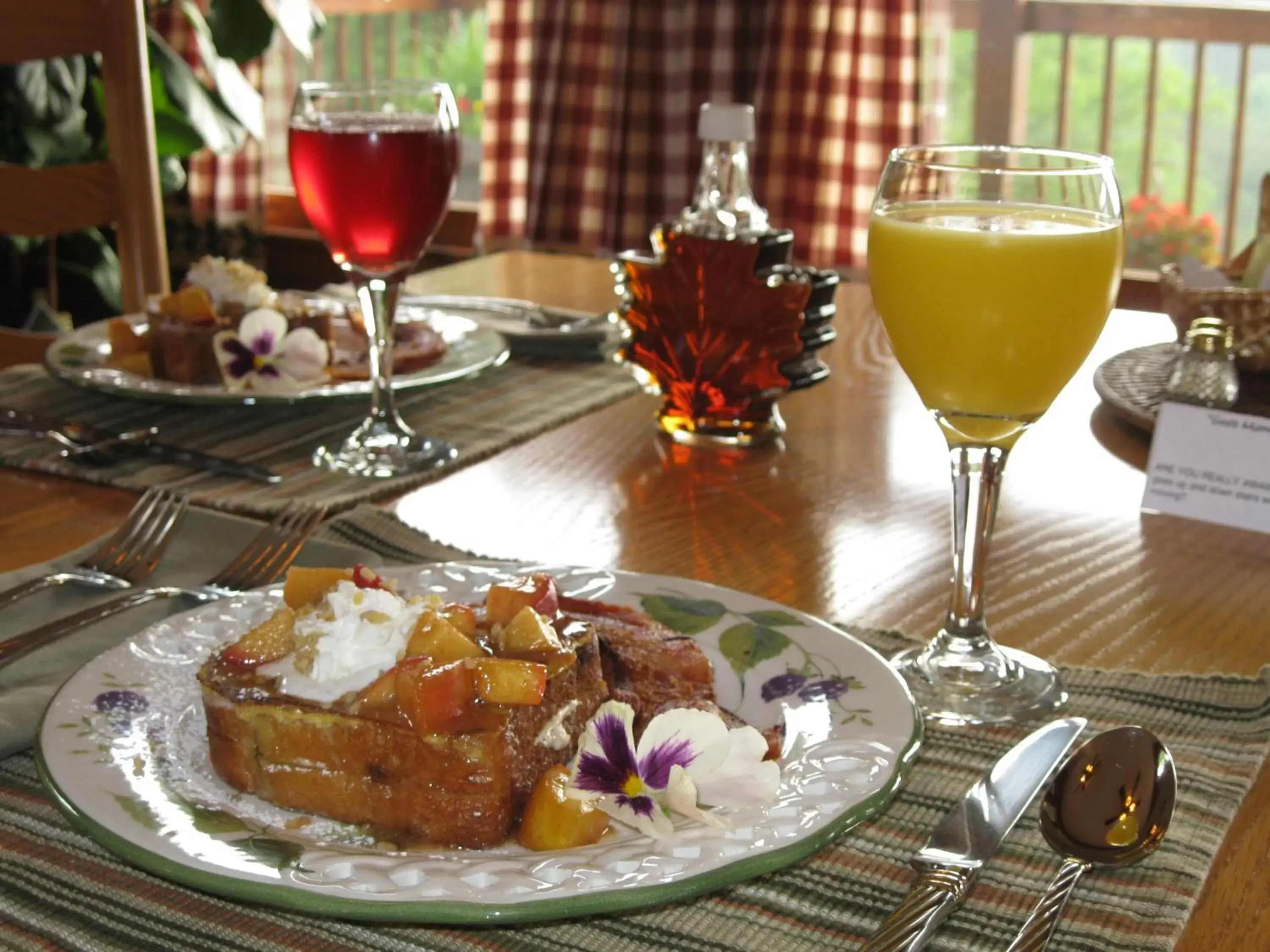 American breakfast in Berry Springs Lodge
