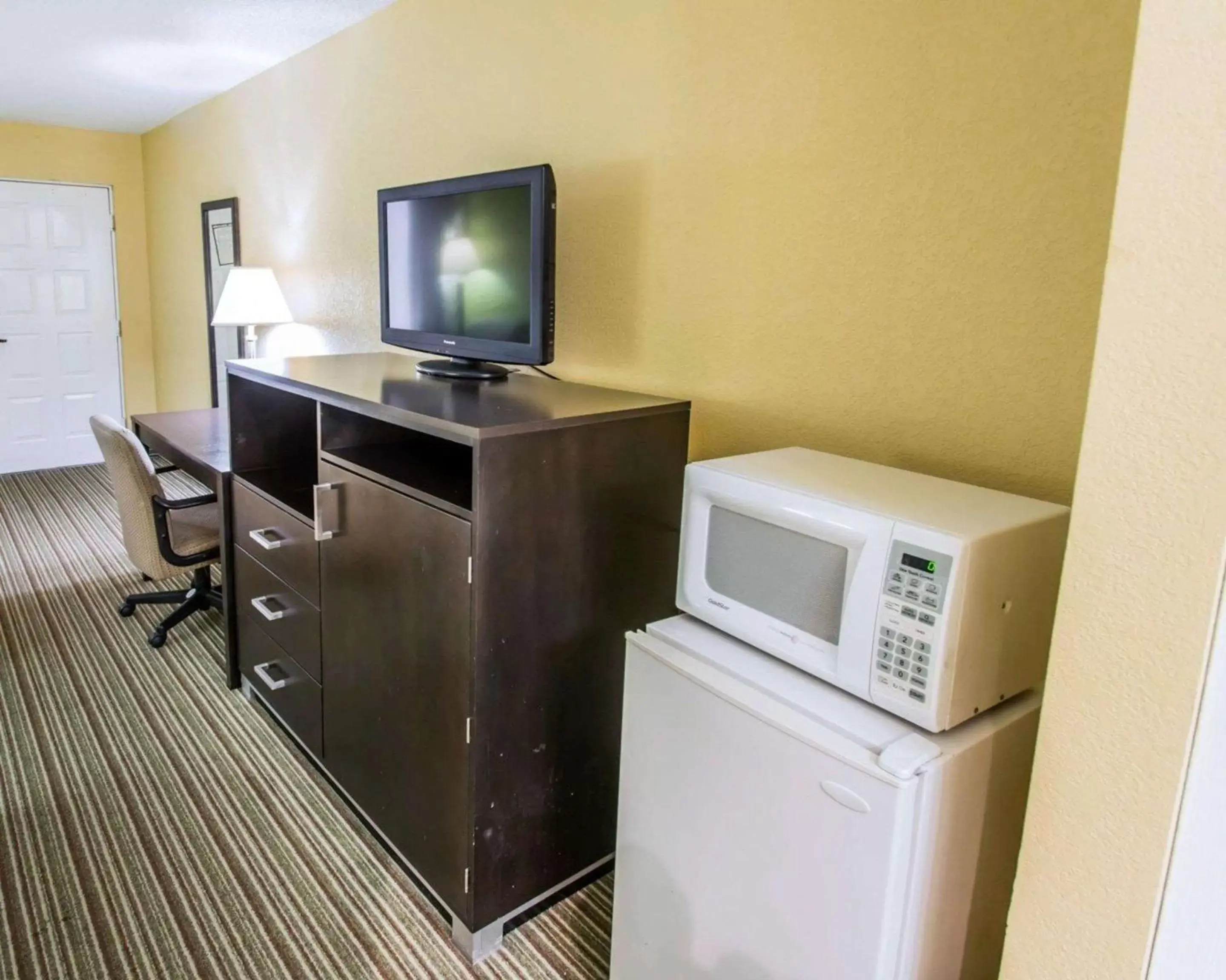 Photo of the whole room, TV/Entertainment Center in Quality Inn University